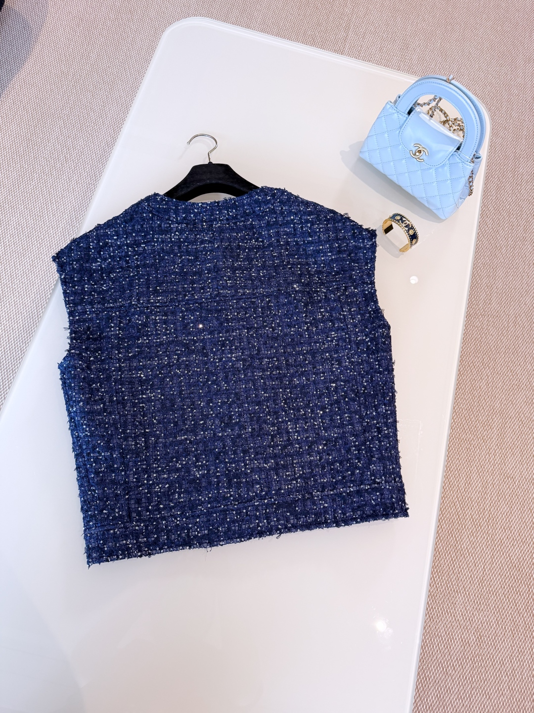 CHANEL Женский жилет в темно-синем оттенке CHANEL Женский жилет в темно-синем оттенке