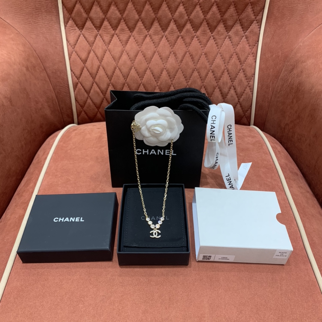 CHANEL Женское колье CHANEL Женское колье