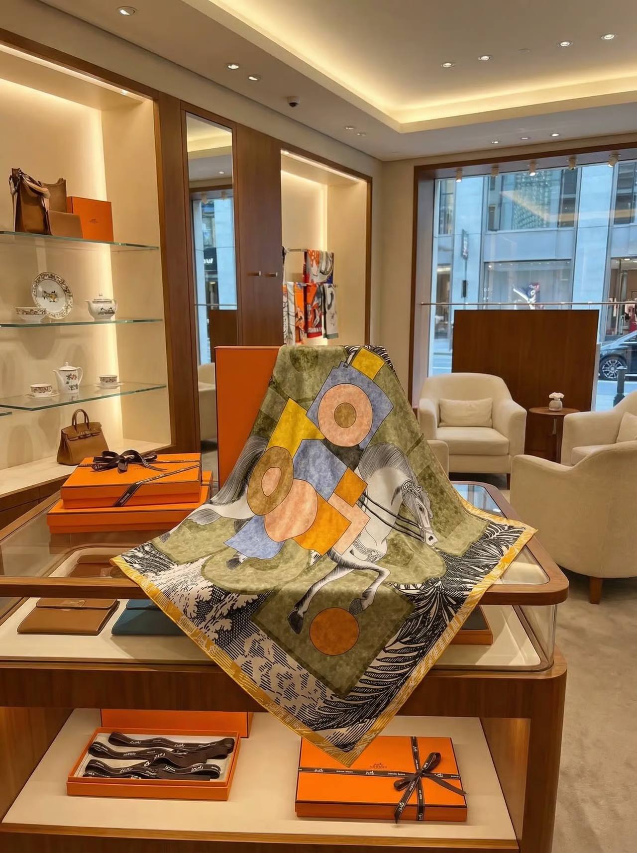 HERMES Женский платок из шелка с лошадью HERMES Женский платок из шелка с лошадью