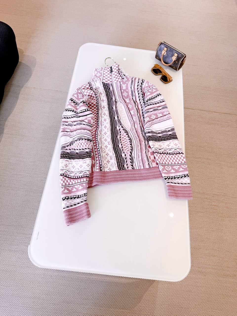 LOUIS VUITTON Женский пуловер LOUIS VUITTON Женский пуловер