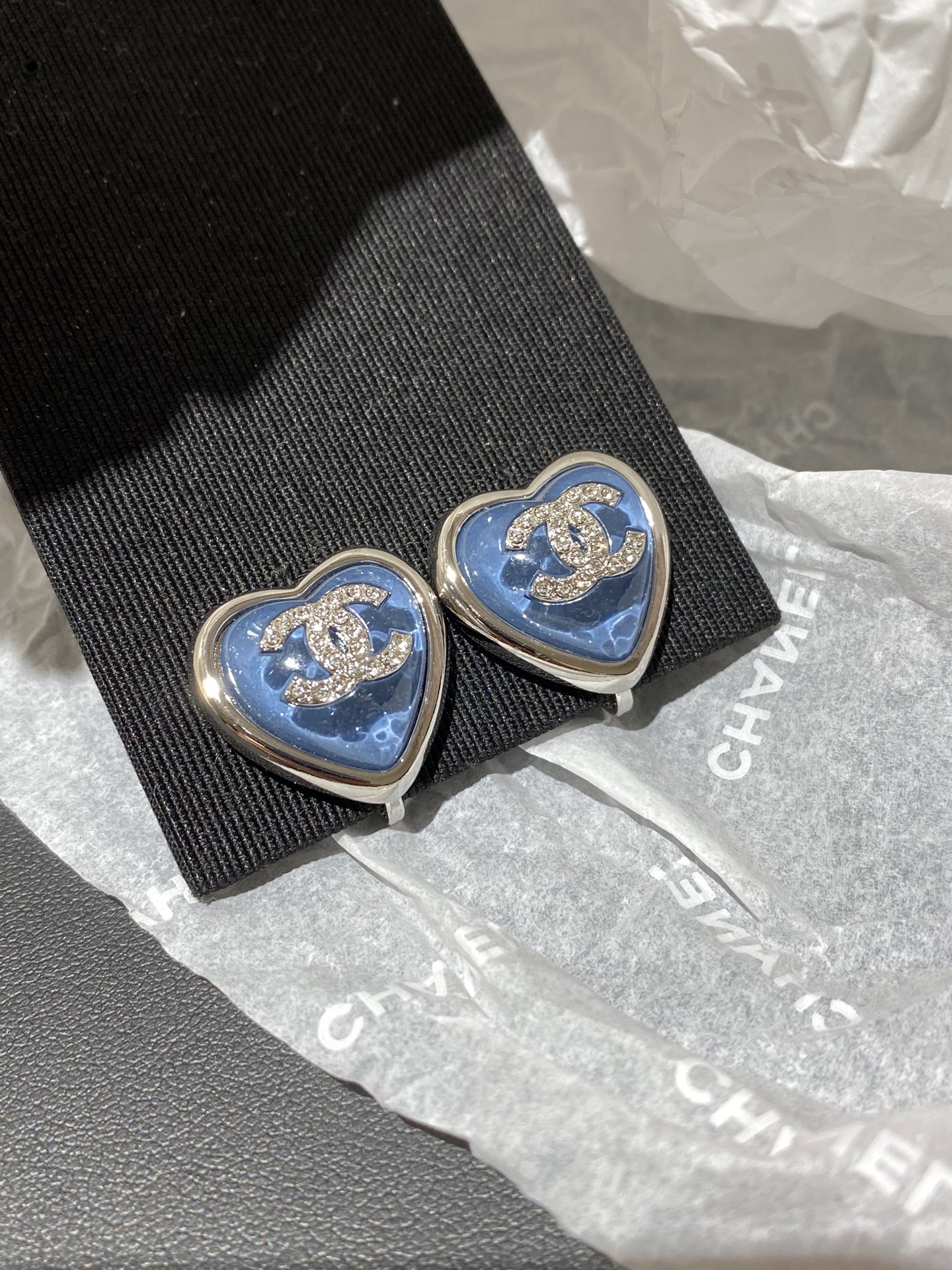 CHANEL Женские серьги в форме сердца  CHANEL Женские серьги в форме сердца