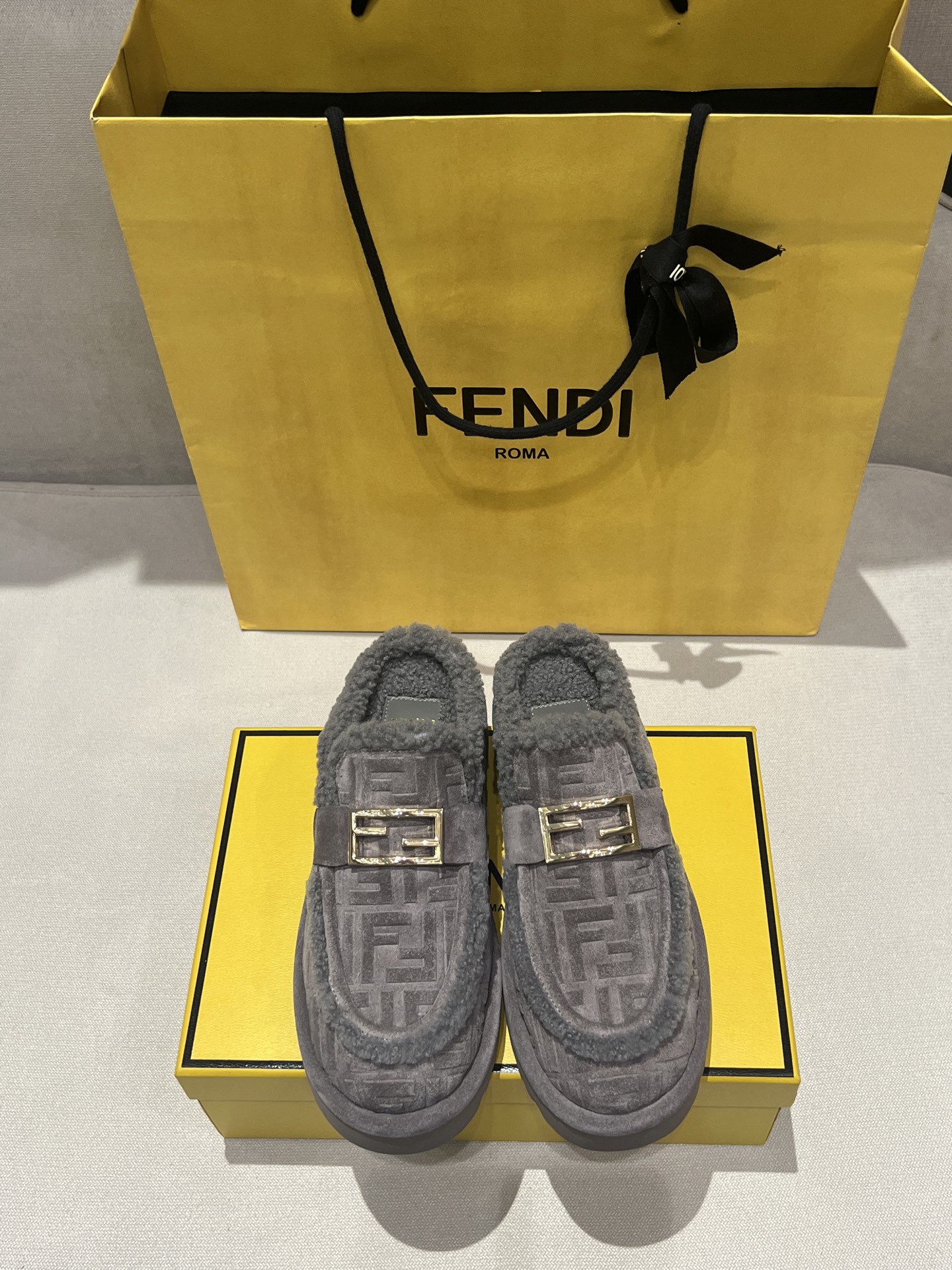 FENDI Женские тапки Baguette из шерсти и замши