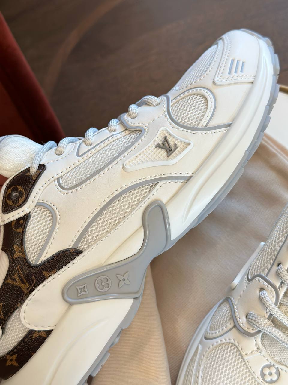 LOUIS VUITTON Женские кроссовки LOUIS VUITTON Женские кроссовки