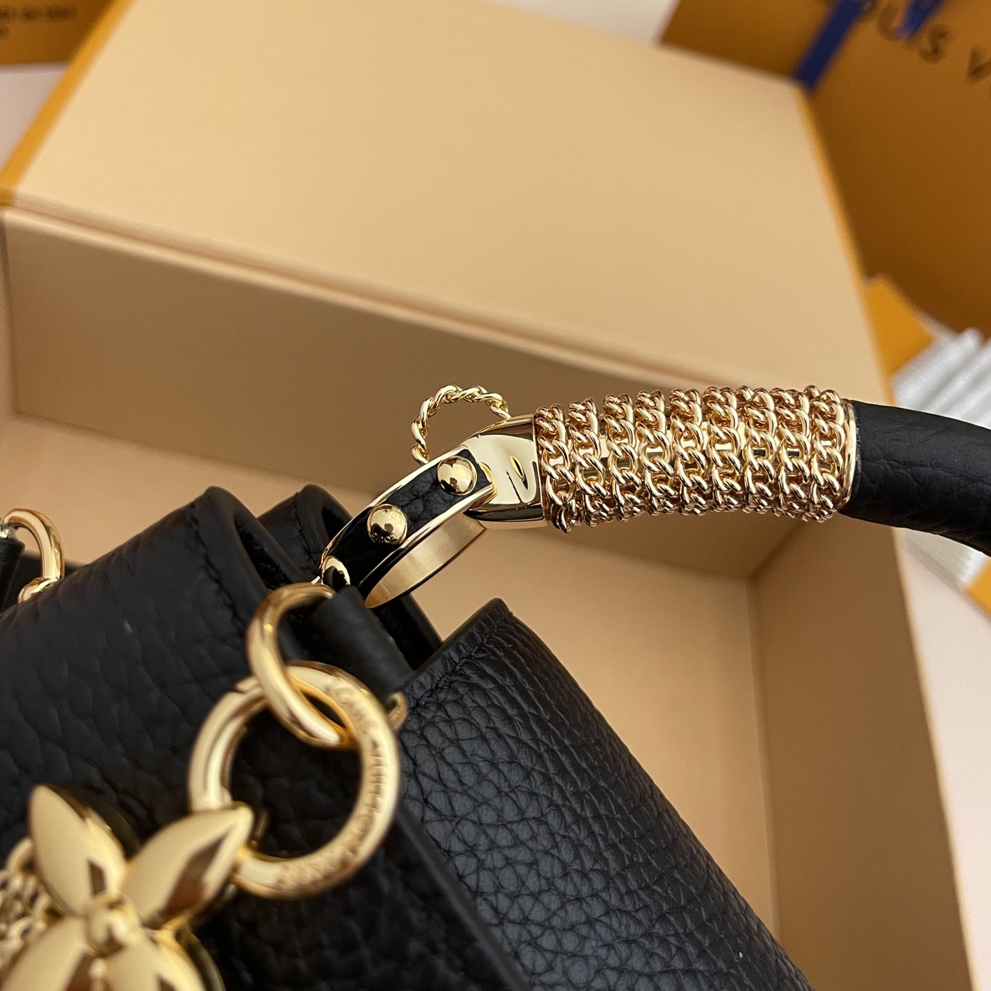 LOUIS VUITTON Женская Сумка Capucines