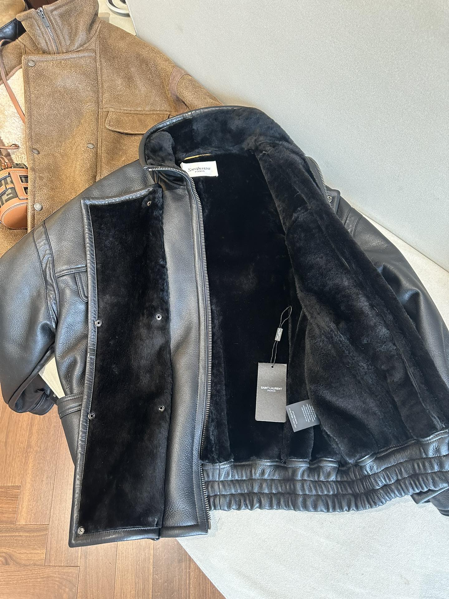 SAINT LAURENT Женская кожаная дублёнка с шерстью SAINT LAURENT Женская кожаная дублёнка с шерстью