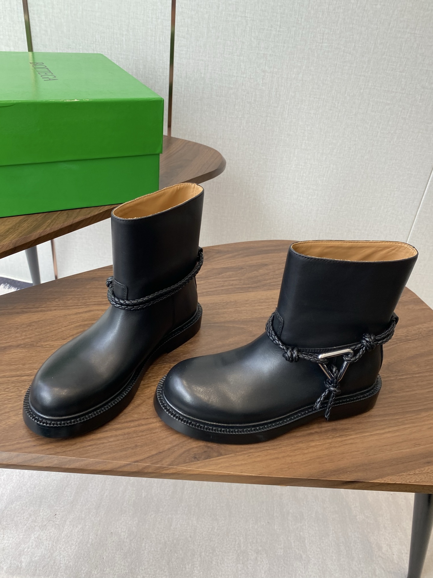 BOTTEGA VENETA Женские сапоги из телячьей кожи прямой формы BOTTEGA VENETA Женские сапоги из телячьей кожи прямой формы