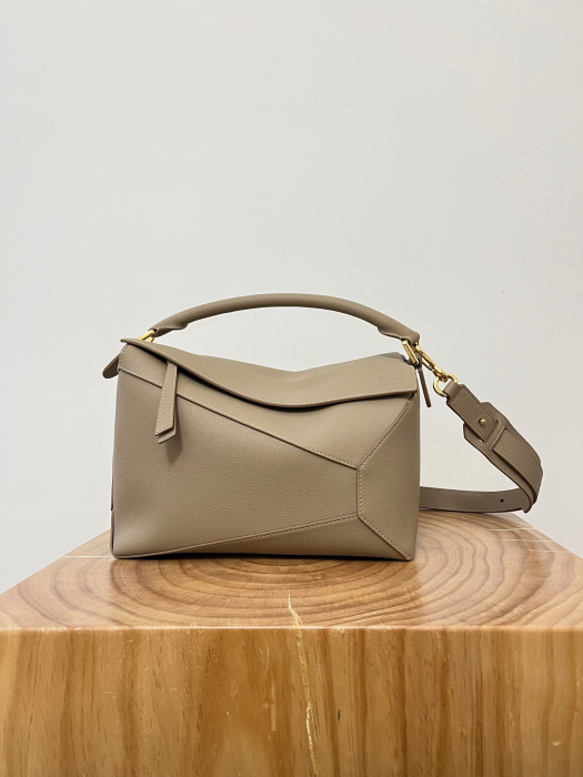 LOEWE Женская сумка Puzzle medium из классической телячьей кожи