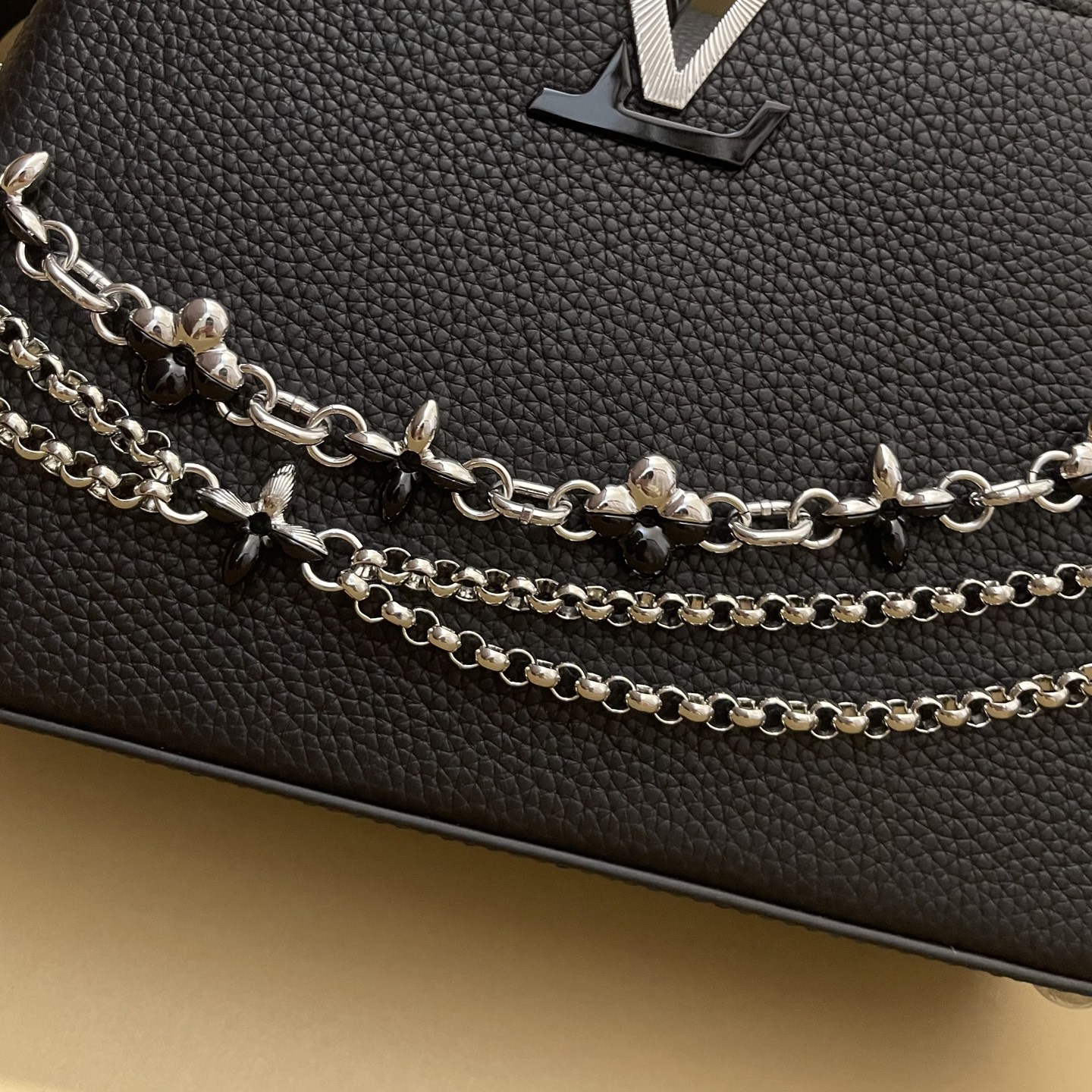 LOUIS VUITTON Женская сумка Capucines