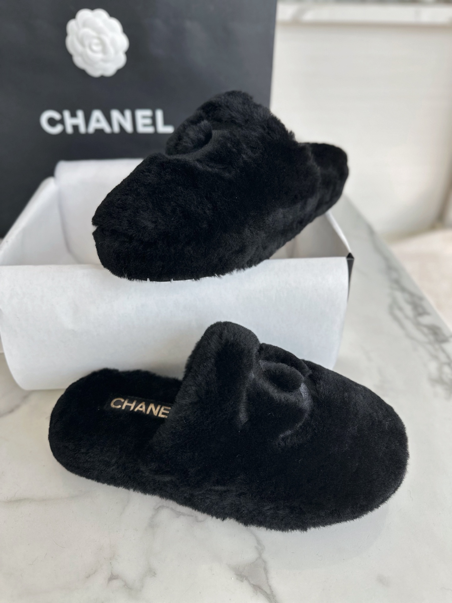 CHANEL Женские тапки из замши и шерсти