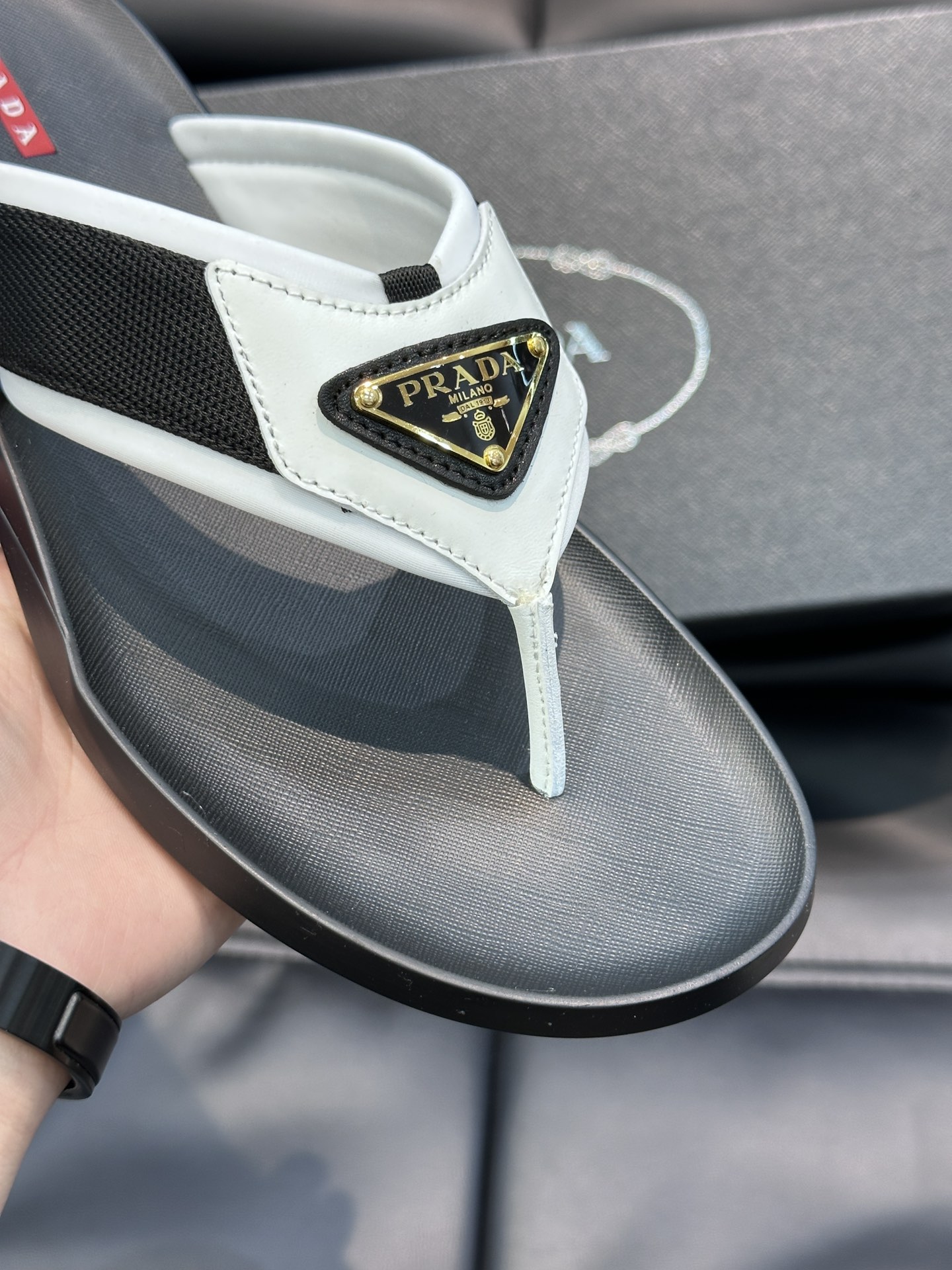 PRADA Мужские шлёпанцы-вьетнамки PRADA Мужские шлёпанцы-вьетнамки