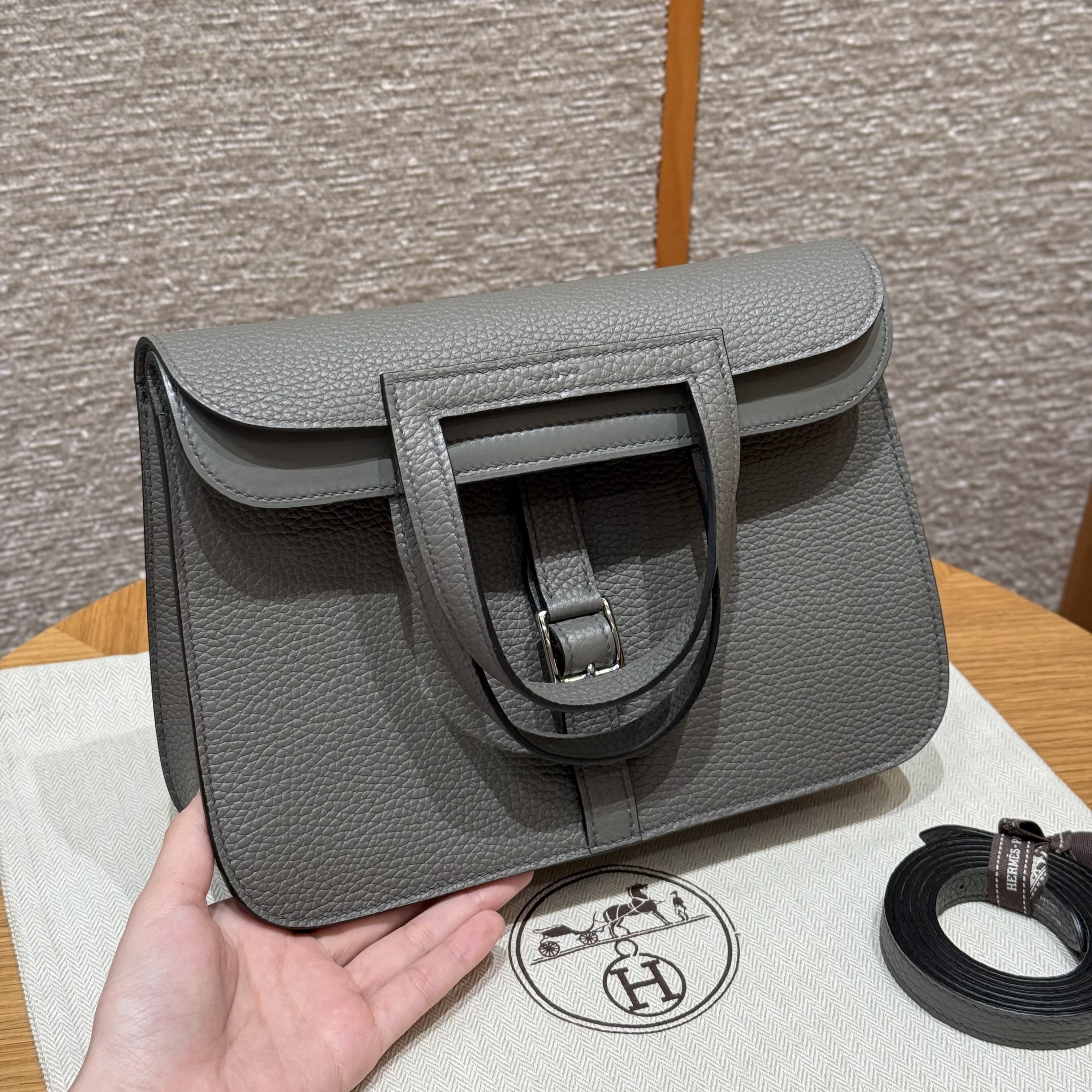 HERMES Женская сумка Halzan 25 см 0L Clemence HERMES Женская сумка Halzan 25 см 0L Clemence