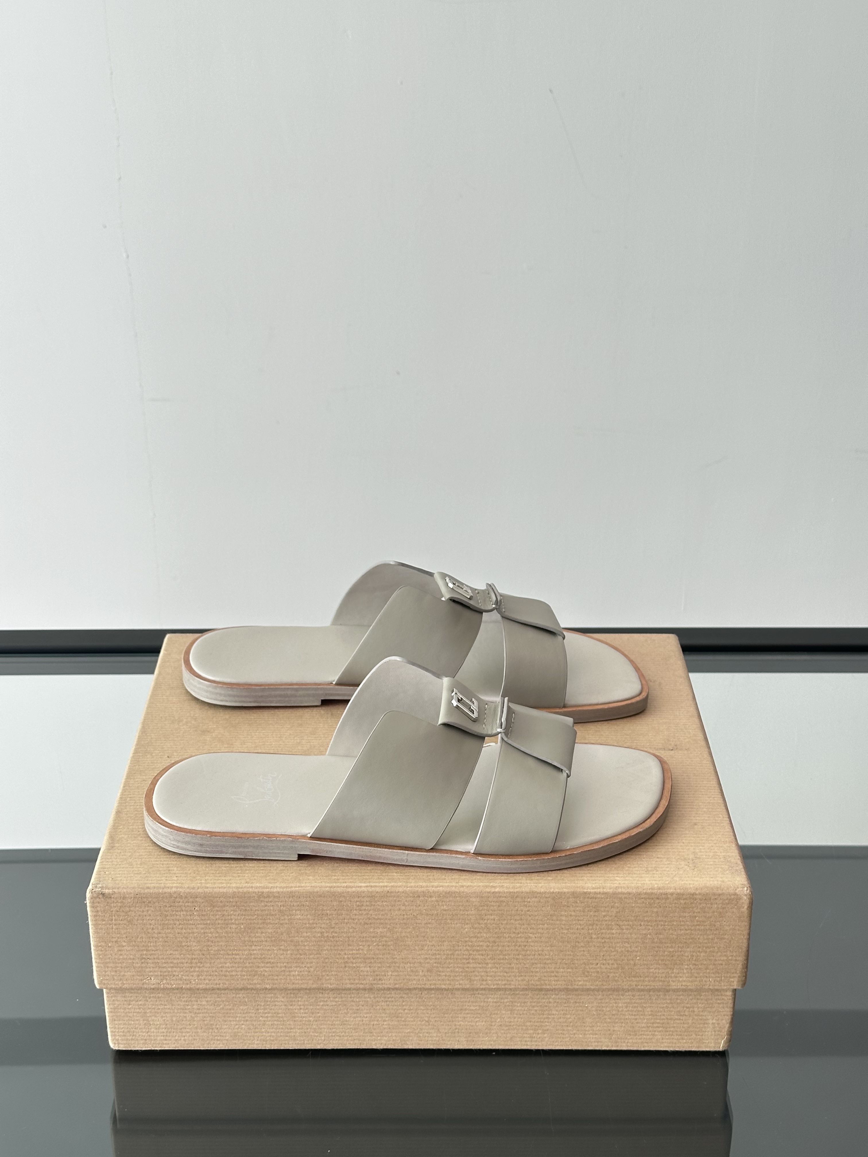 CHRISTIAN LOUBOUTIN Мужские шлёпанцы из кожи 