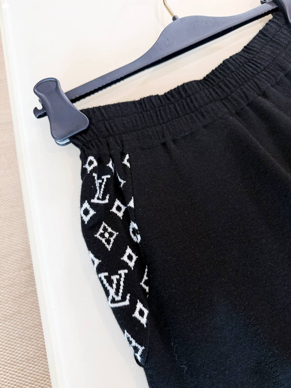 LOUIS VUITTON Женские брюки  LOUIS VUITTON Женские брюки