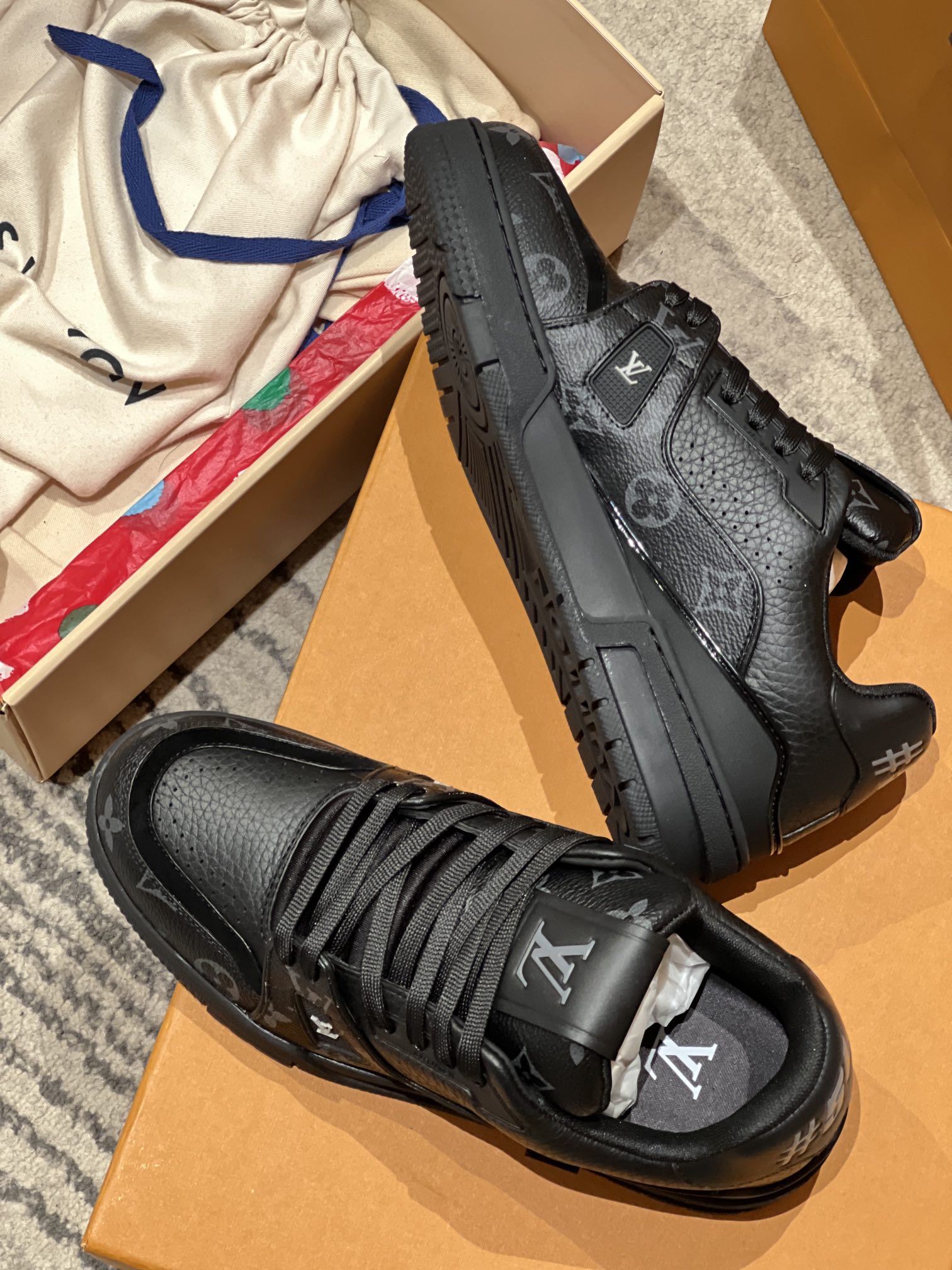 LOUIS VUITTON Кроссовки LV Trainer  LOUIS VUITTON Кроссовки LV Trainer