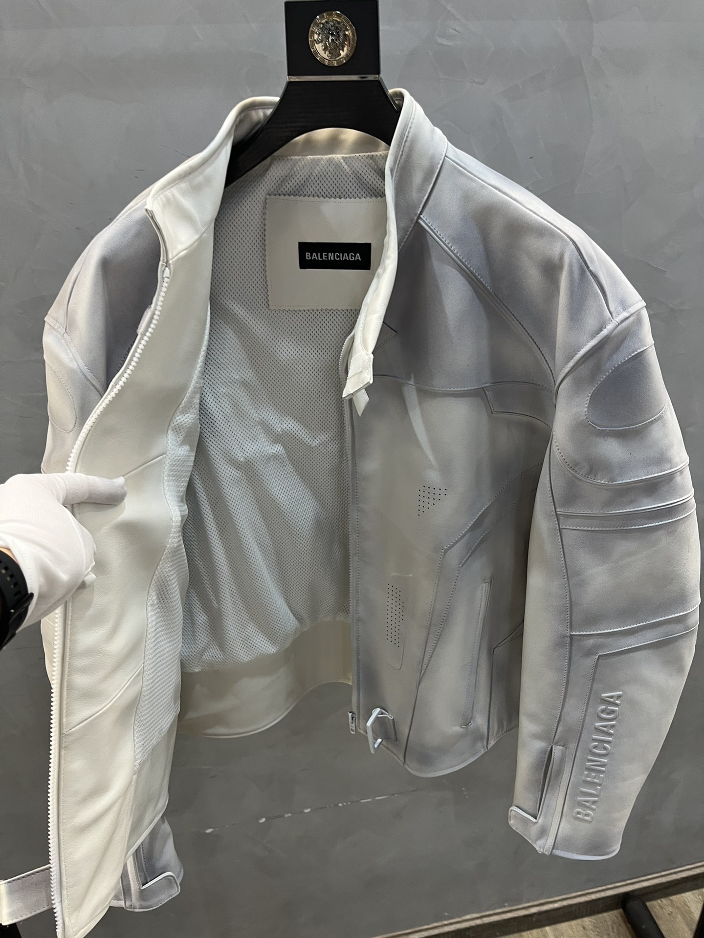 BALENCIAGA Мужская кожаная куртка байкерская белая BALENCIAGA Мужская кожаная куртка байкерская белая