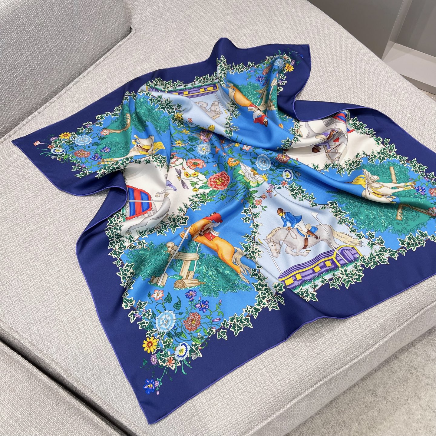 GUCCI Женский платок шёлк GUCCI Женский платок шёлк