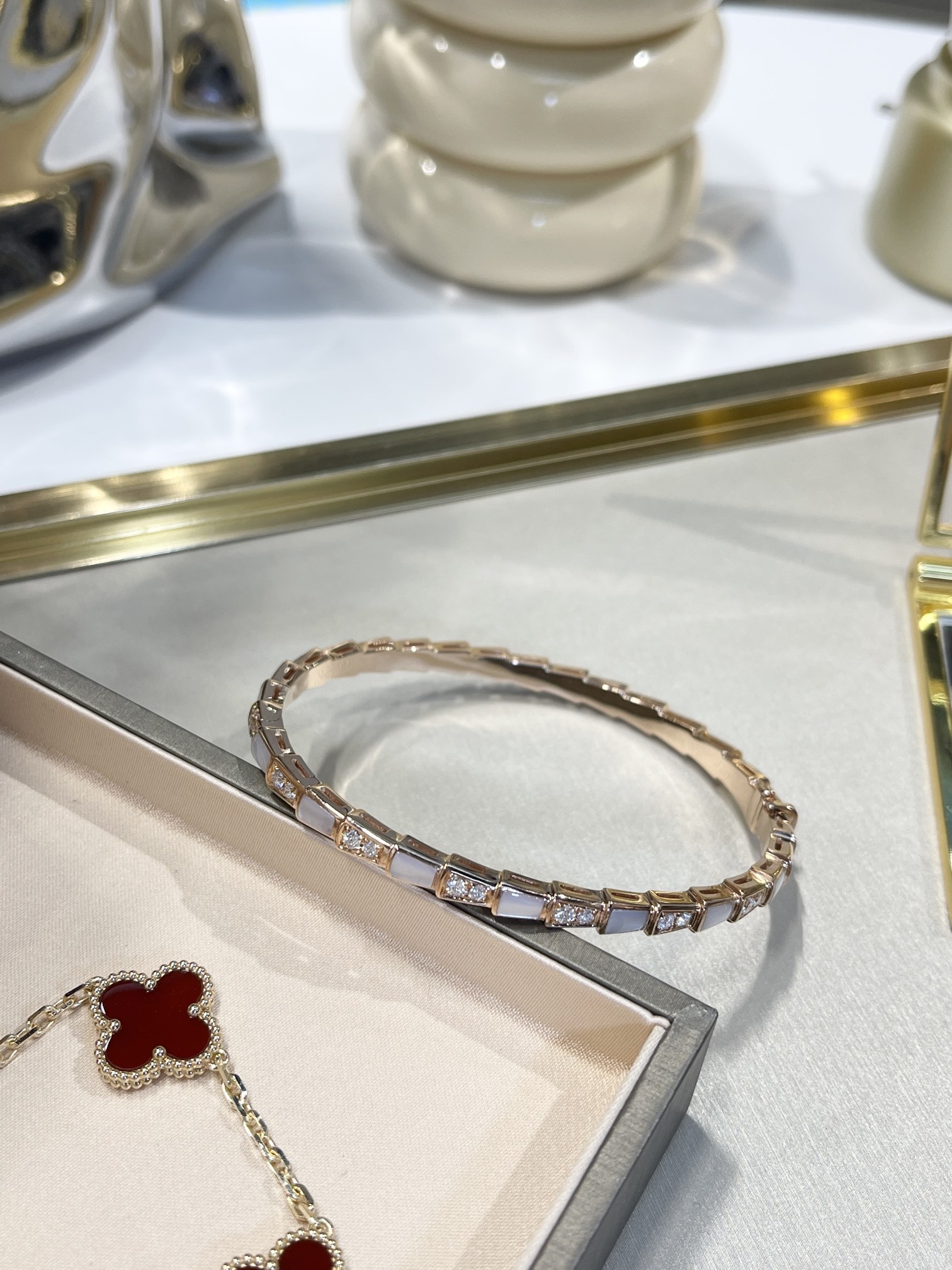 BVLGARI Женский браслет Serpenti Viper из розового золота и перламутра BVLGARI Женский браслет Serpenti Viper из розового золота и перламутра