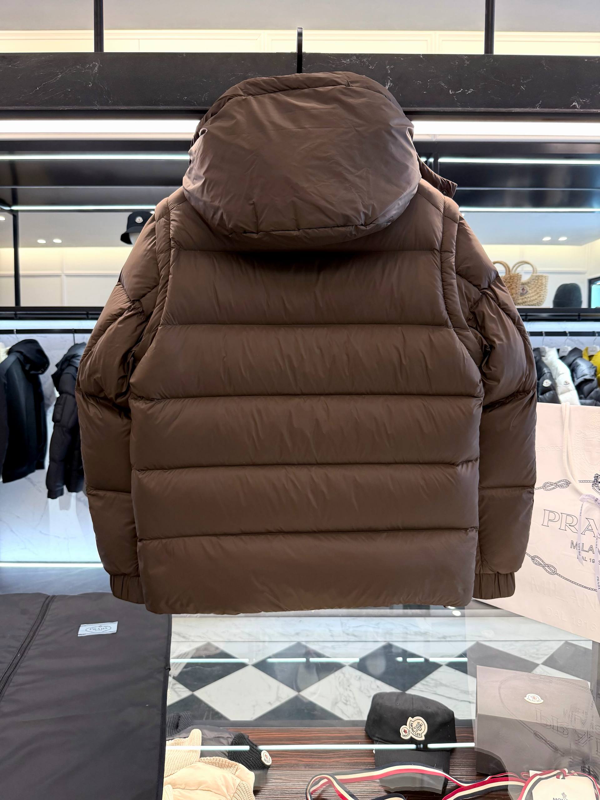 PRADA Мужской пуховик утеплённый, с фирменными акцентами