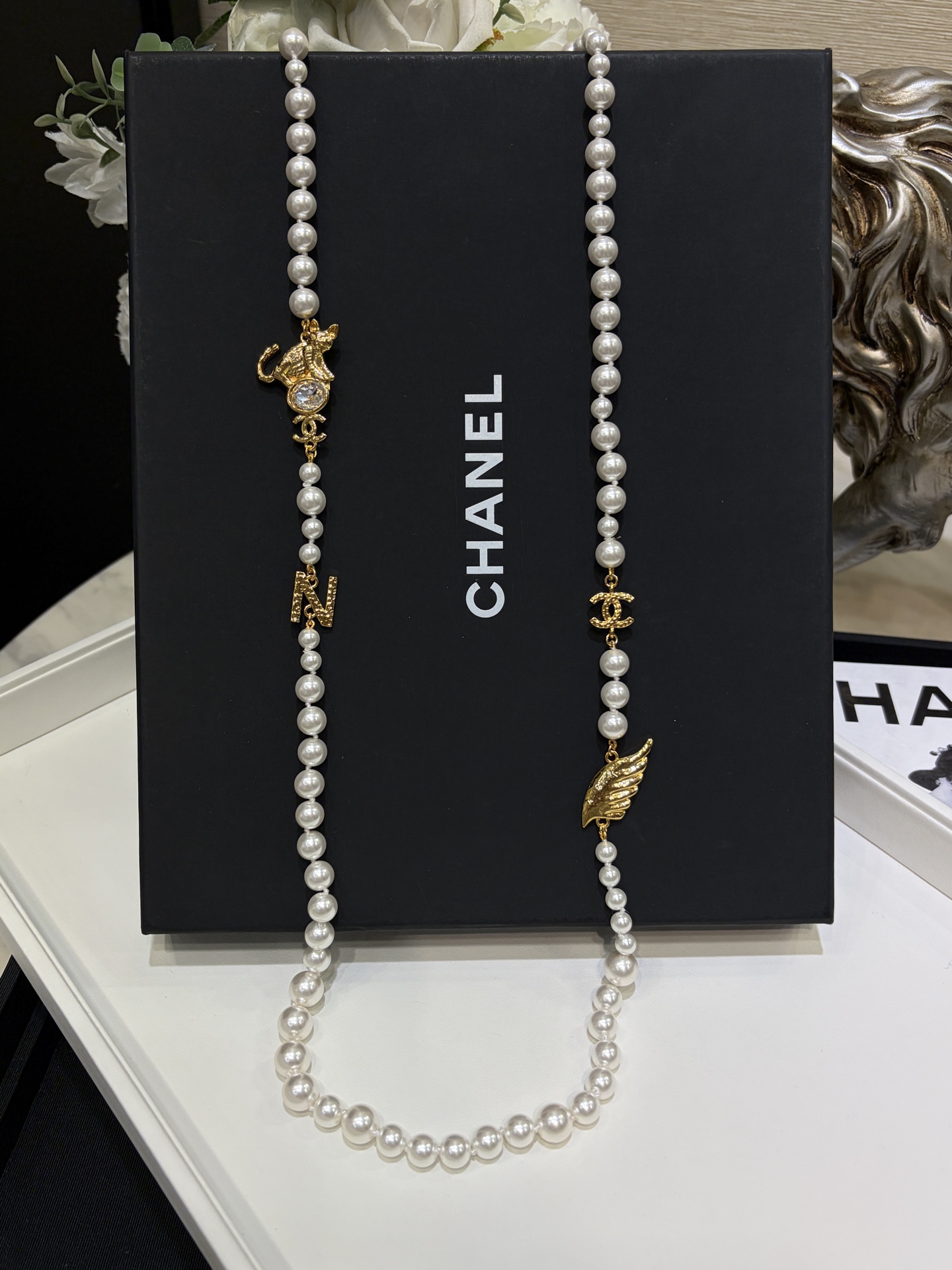 CHANEL Женское длинное жемчужное колье с золотистыми подвесками CHANEL Женское длинное жемчужное колье с золотистыми подвесками