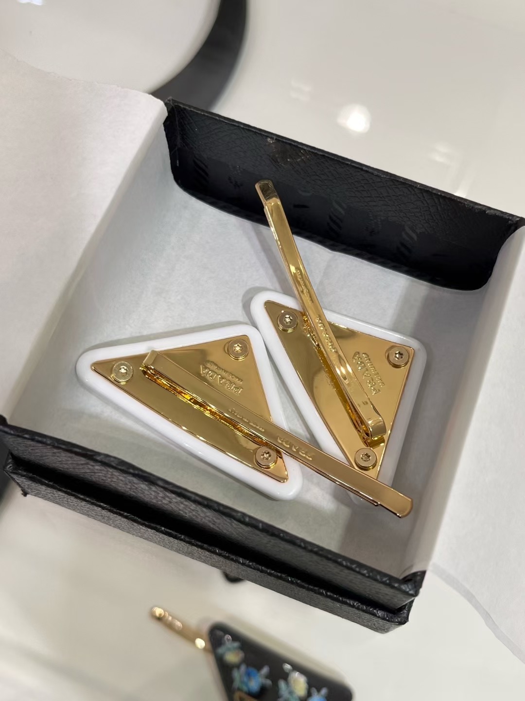 PRADA Женская заколка шпилька PRADA Женская заколка шпилька