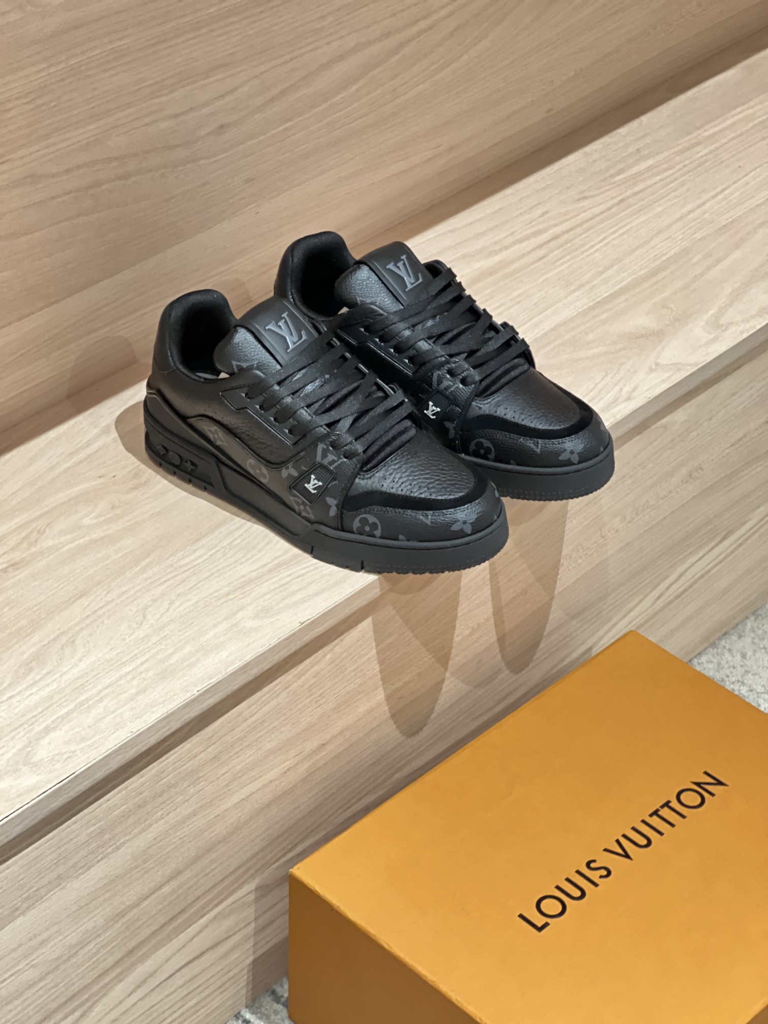 LOUIS VUITTON Кроссовки LV Trainer  LOUIS VUITTON Кроссовки LV Trainer