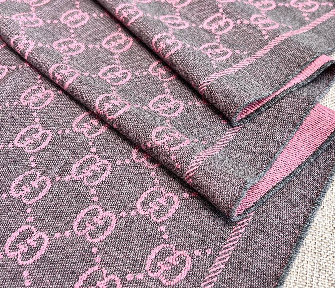 GUCCI Женский жаккардовый шарф GUCCI Женский жаккардовый шарф