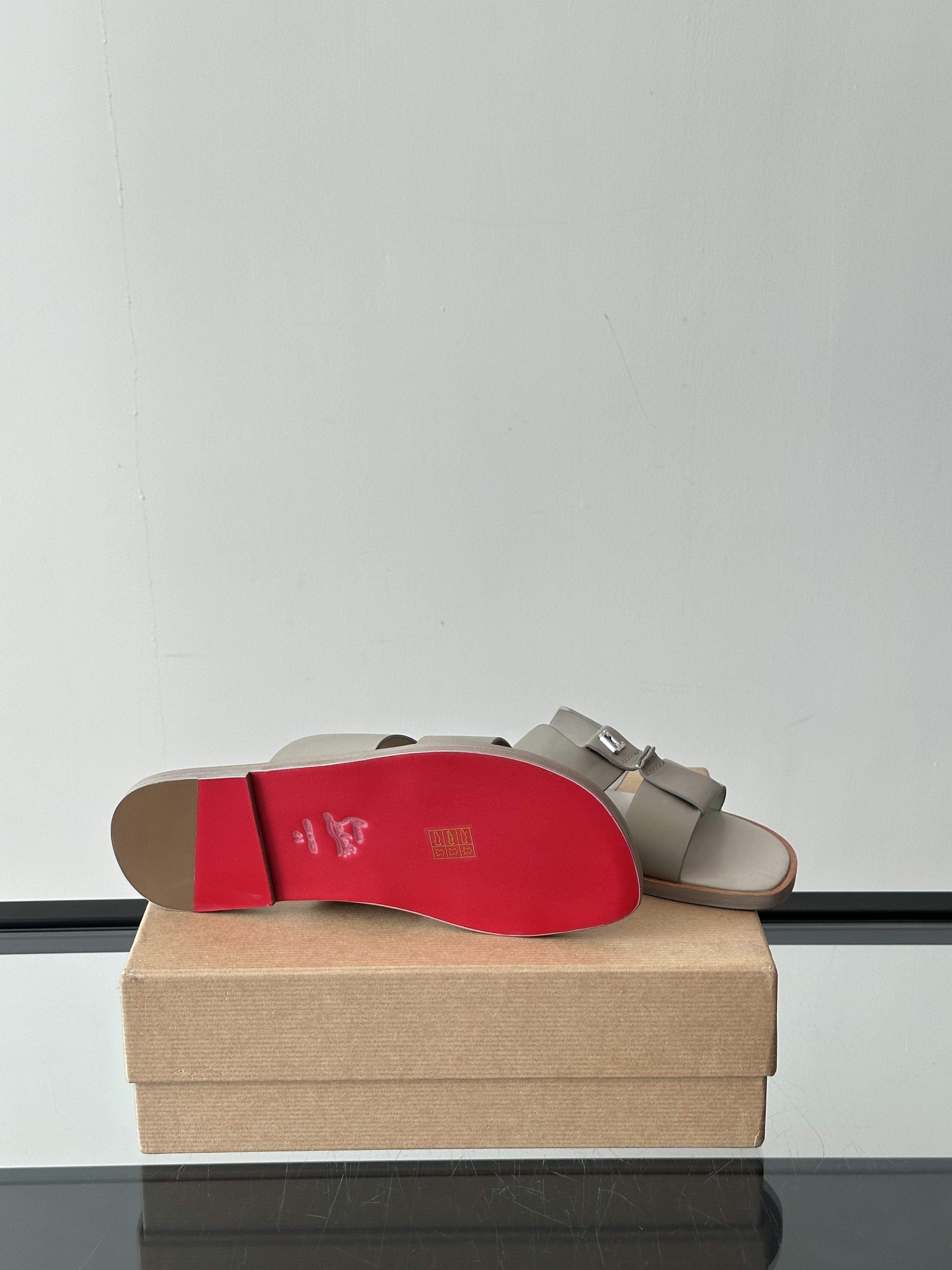 CHRISTIAN LOUBOUTIN Мужские шлёпанцы из кожи 