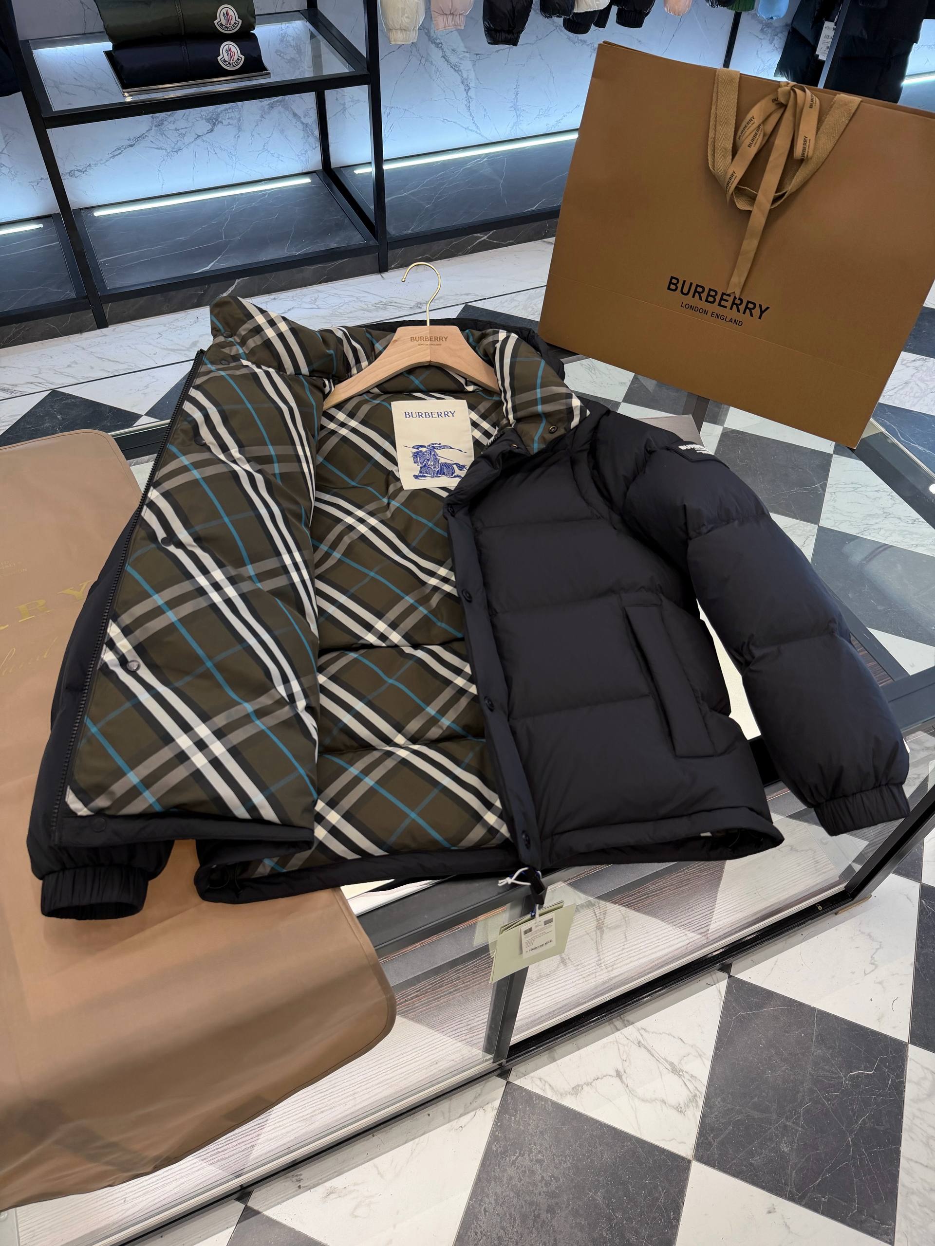BURBERRY Мужской пуховик с капюшоном и фирменной клеткой BURBERRY Мужской пуховик с капюшоном и фирменной клеткой