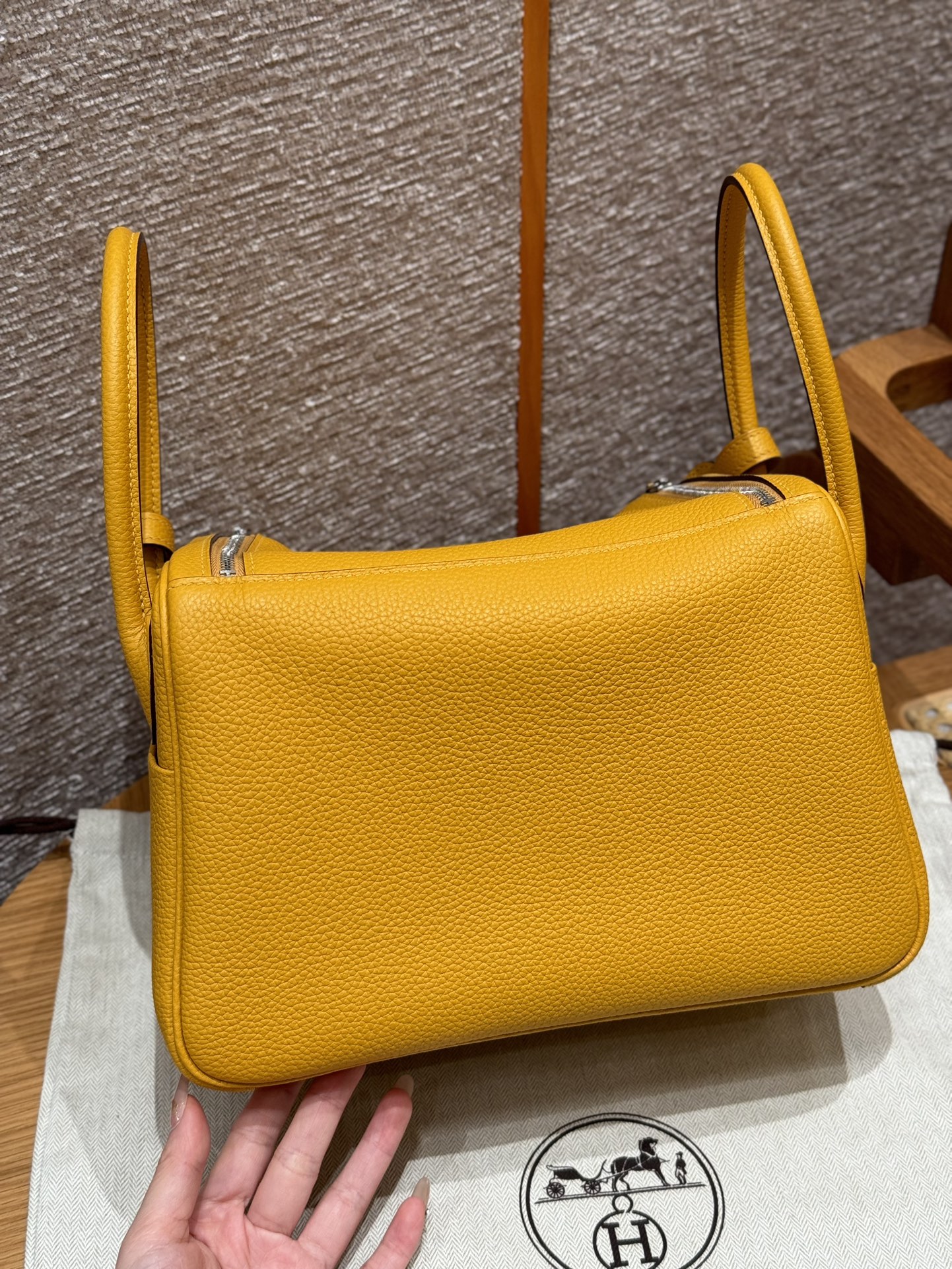 HERMES Женская сумка Lindy 26 см 9D Clemence HERMES Женская сумка Lindy 26 см 9D Clemence