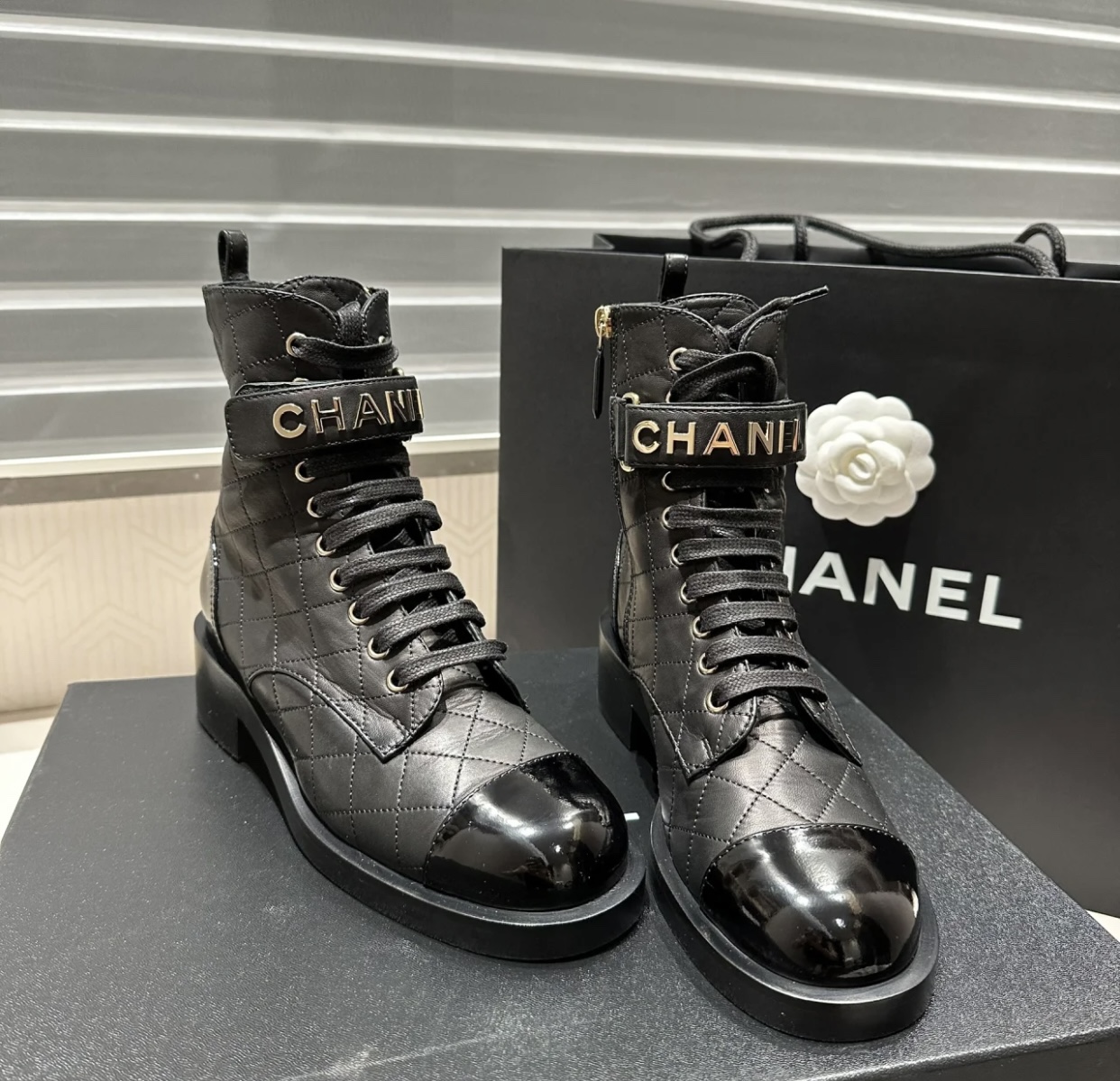 CHANEL Женские стёганые ботинки с перемычкой