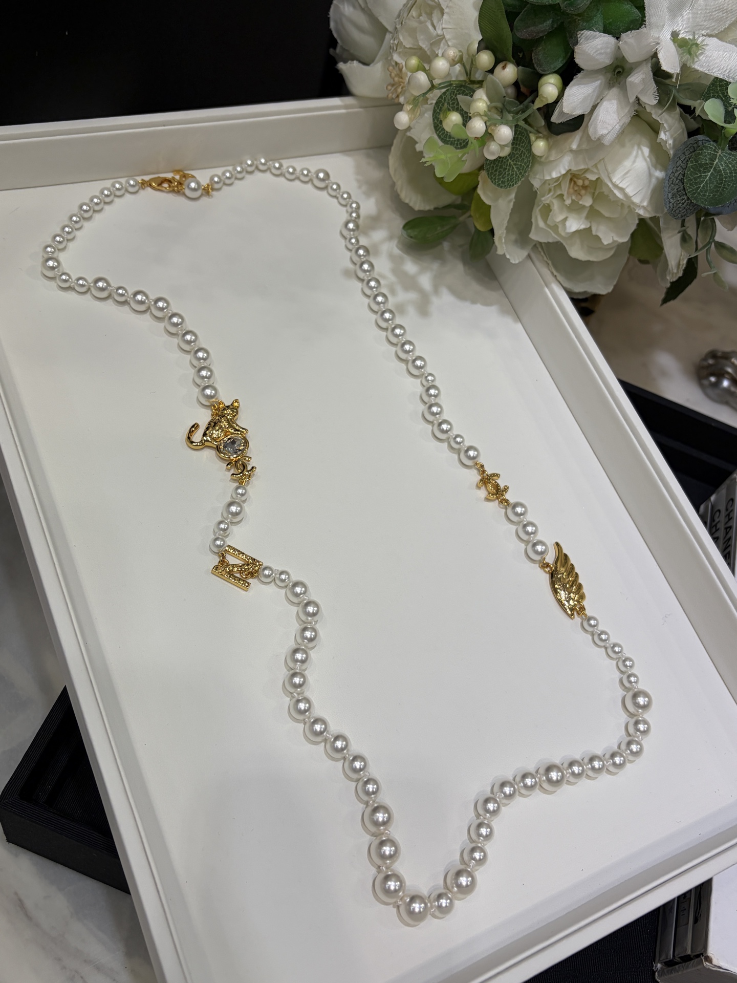 CHANEL Женское длинное жемчужное колье с золотистыми подвесками CHANEL Женское длинное жемчужное колье с золотистыми подвесками