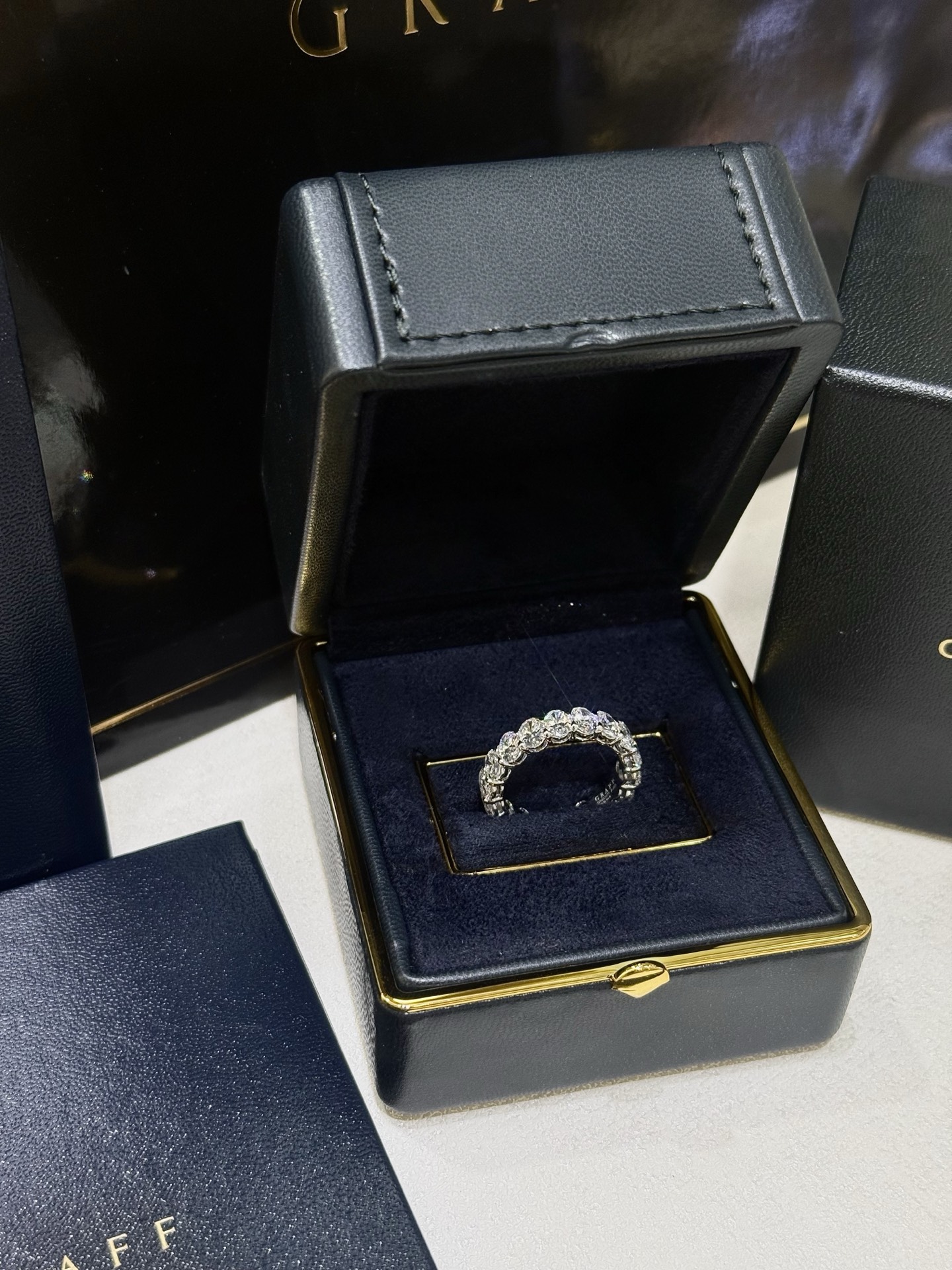 GRAFF Кольцо из белого золота с бриллиантами GRAFF Кольцо из белого золота с бриллиантами