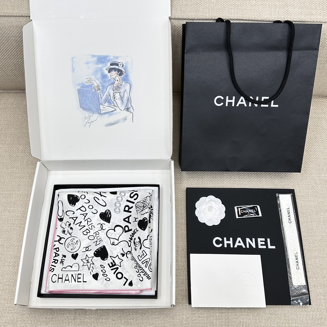 CHANEL Женский платок из шелка