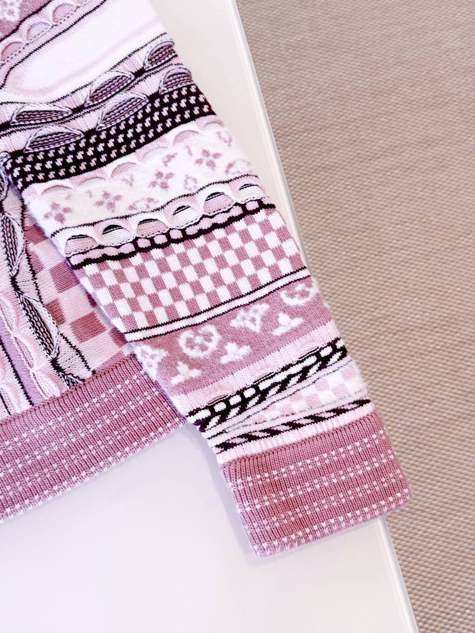 LOUIS VUITTON Женский пуловер LOUIS VUITTON Женский пуловер