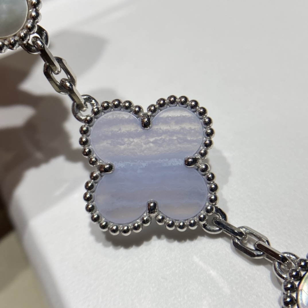 Van Cleef & Arpels Серьги Alhambra 3 мотива белое золото Van Cleef & Arpels Серьги Alhambra 3 мотива белое золото