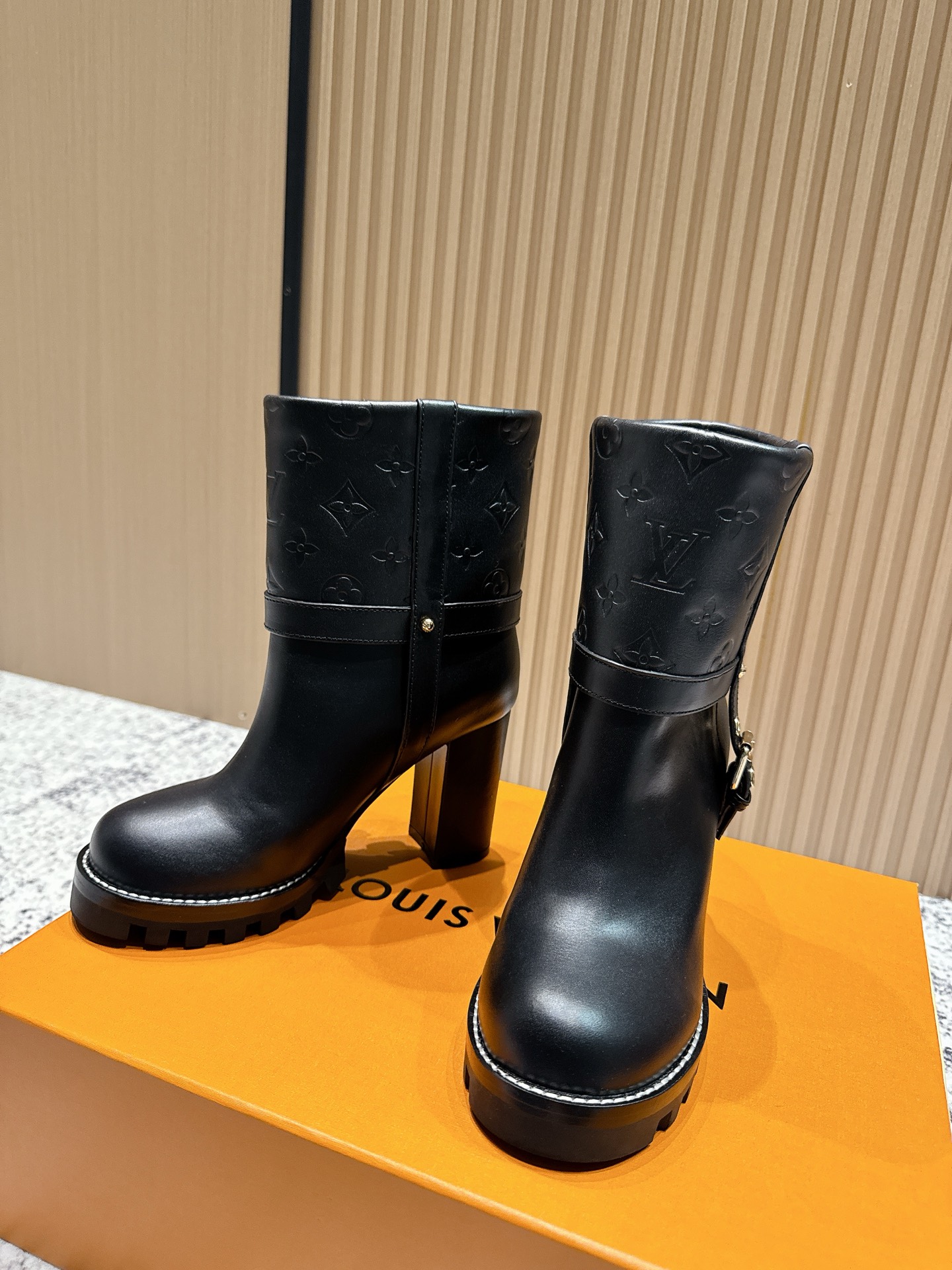 LOUIS VUITTON Женские ботильоны на тракторной подошве LOUIS VUITTON Женские ботильоны на тракторной подошве