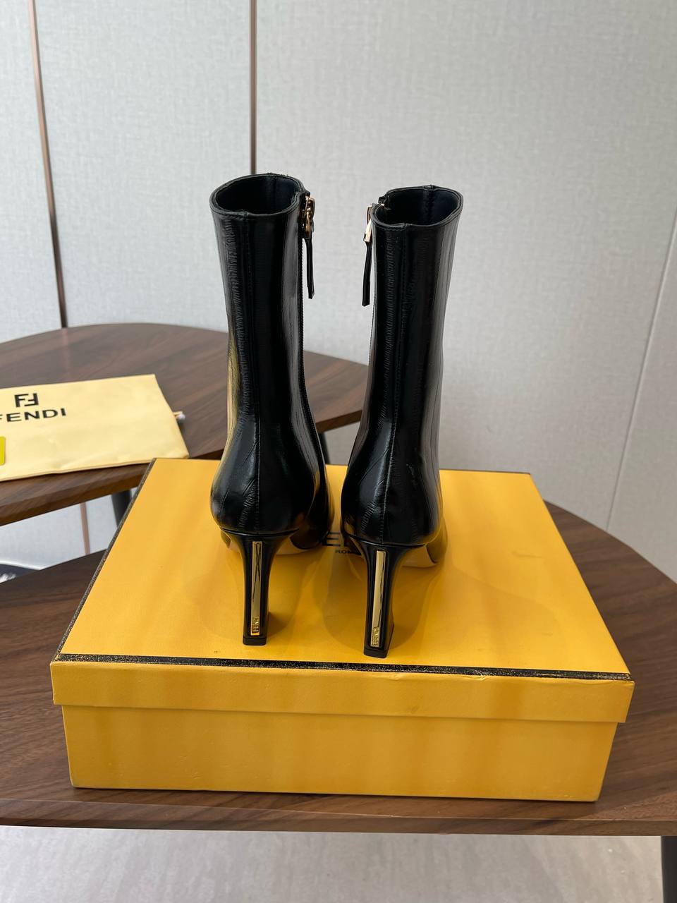 FENDI Женские ботильоны из коровьей кожи 