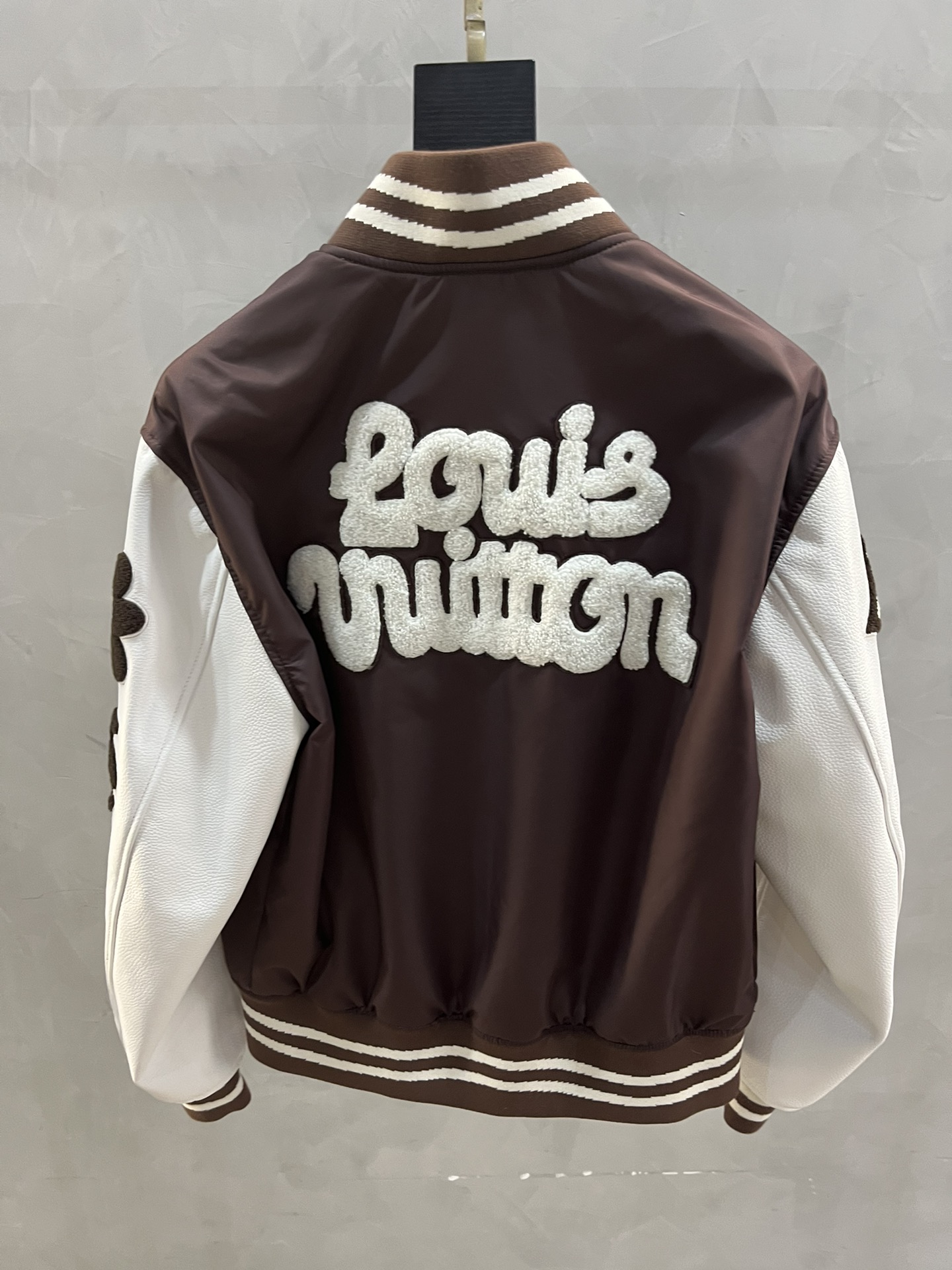 LOUIS VUITTON Мужской кожаный бомбер LOUIS VUITTON Мужской кожаный бомбер