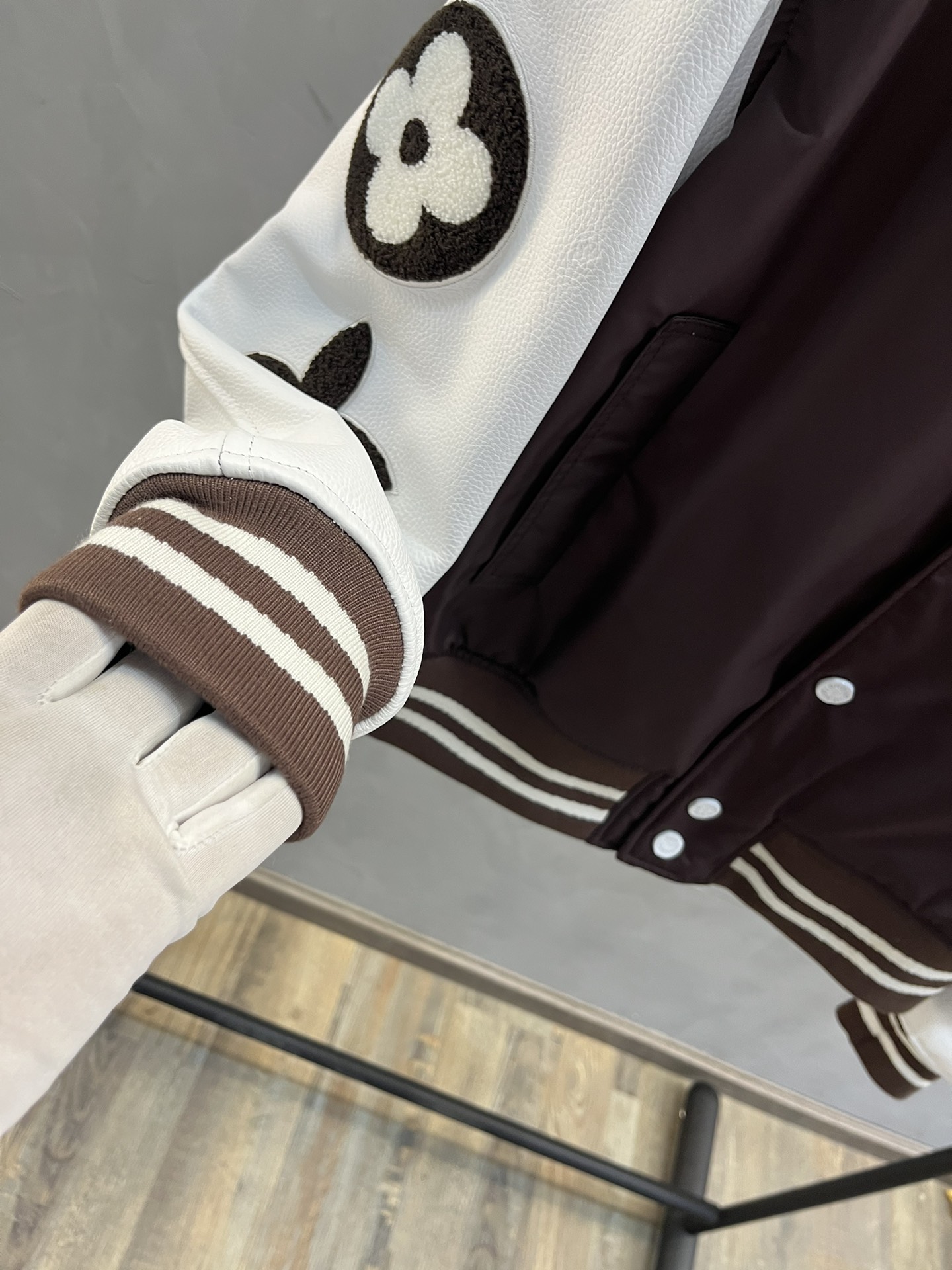 LOUIS VUITTON Мужской кожаный бомбер LOUIS VUITTON Мужской кожаный бомбер