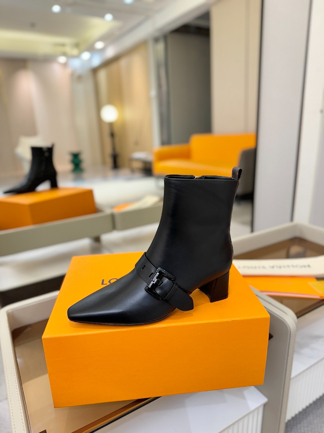 LOUIS VUITTON Женские ботильоны с острым мысом LOUIS VUITTON Женские ботильоны с острым мысом