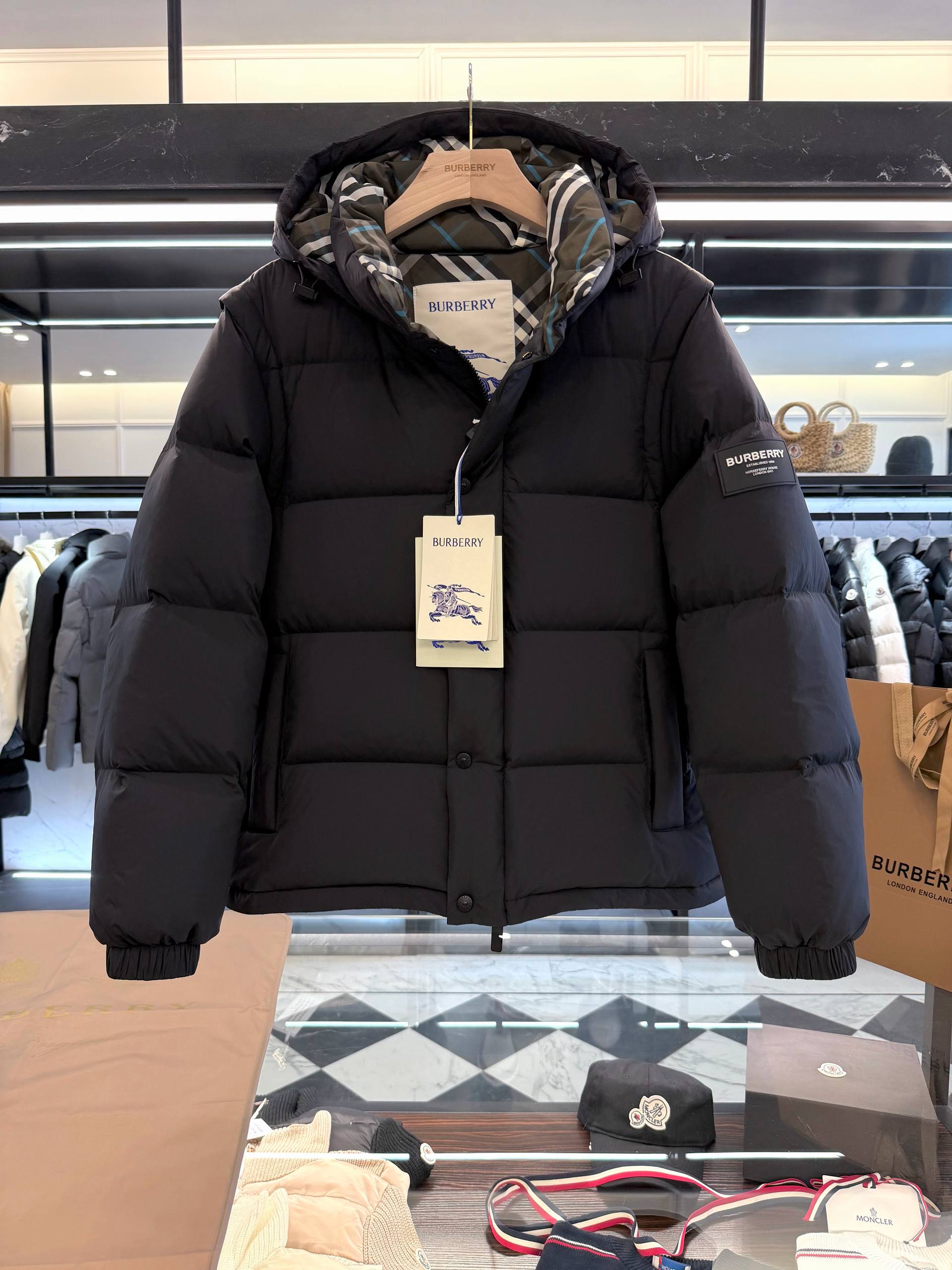 BURBERRY Мужской пуховик с капюшоном и фирменной клеткой BURBERRY Мужской пуховик с капюшоном и фирменной клеткой