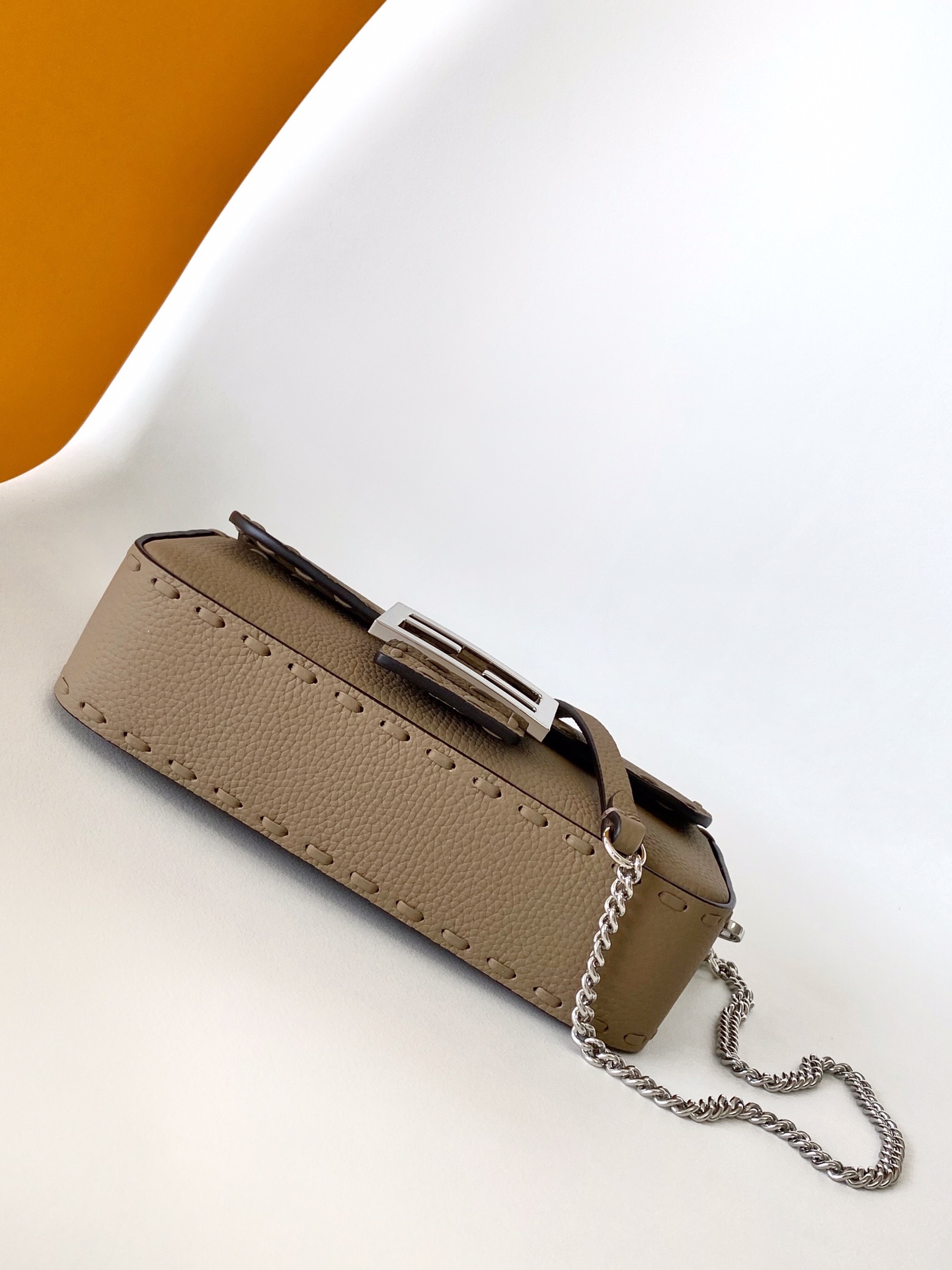 FENDI Женская сумка из телячьей кожи 