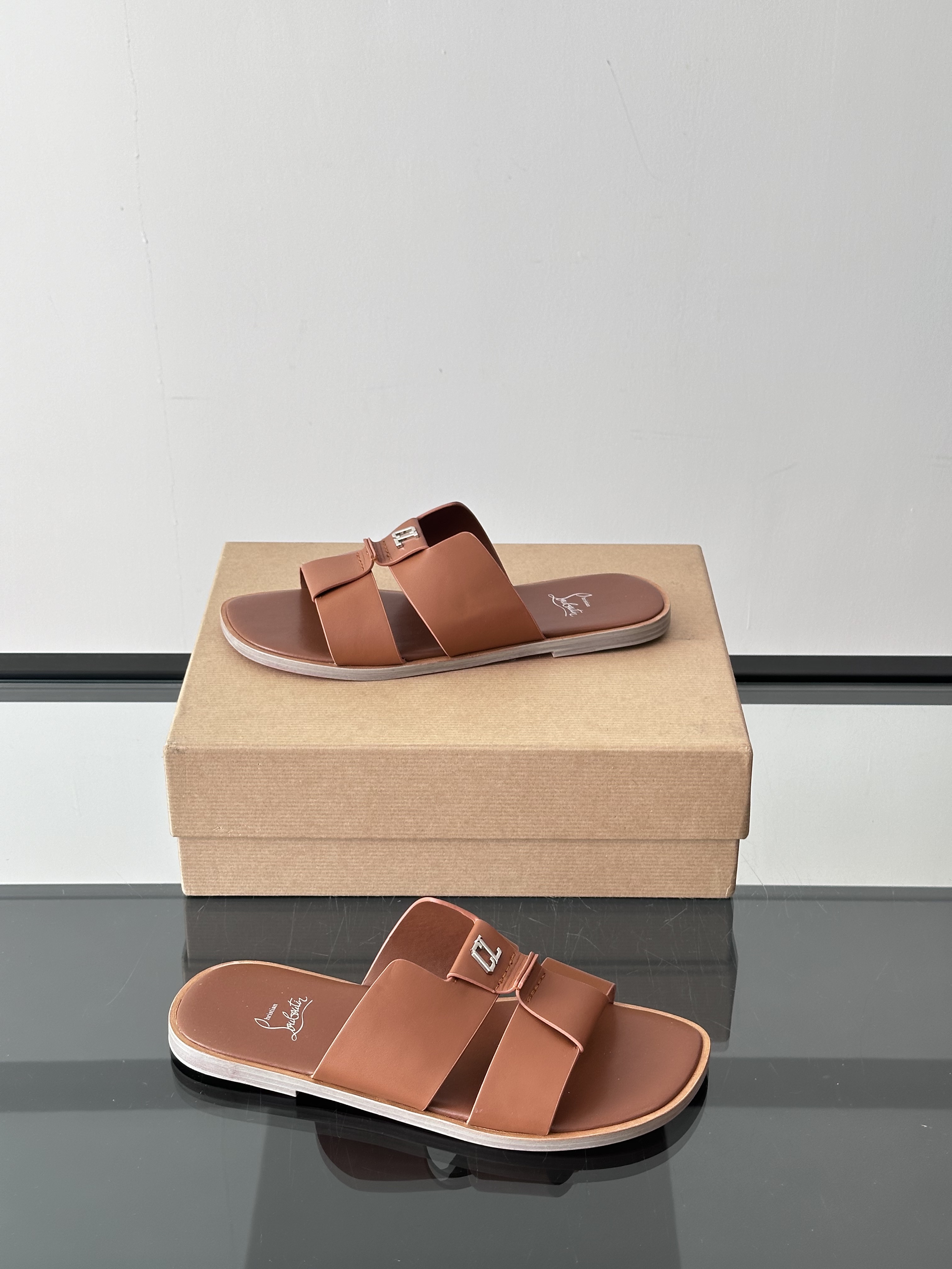 CHRISTIAN LOUBOUTIN Мужские шлёпанцы из кожи 