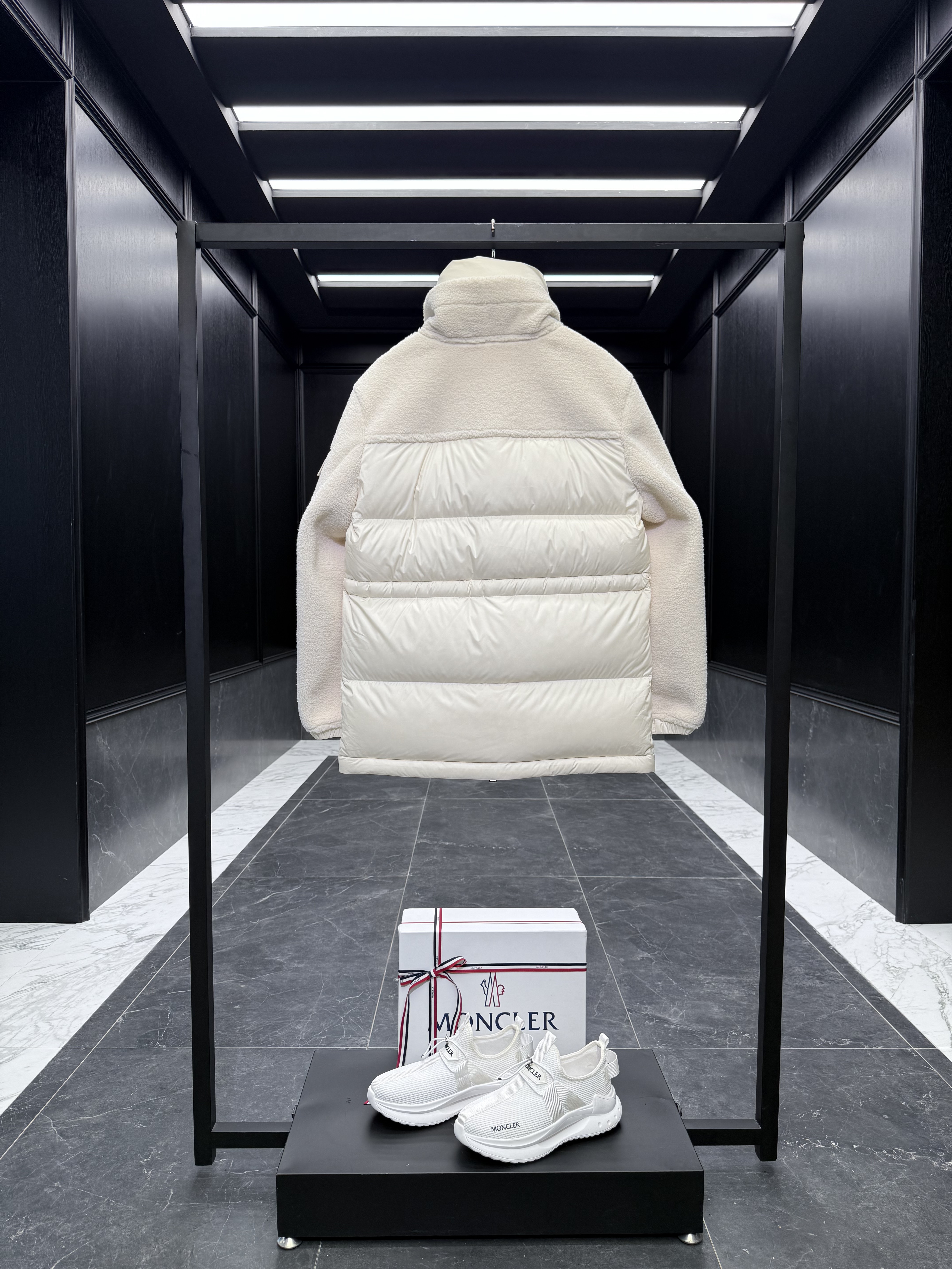 MONCLER Женский пуховик Escaut MONCLER Женский пуховик Escaut