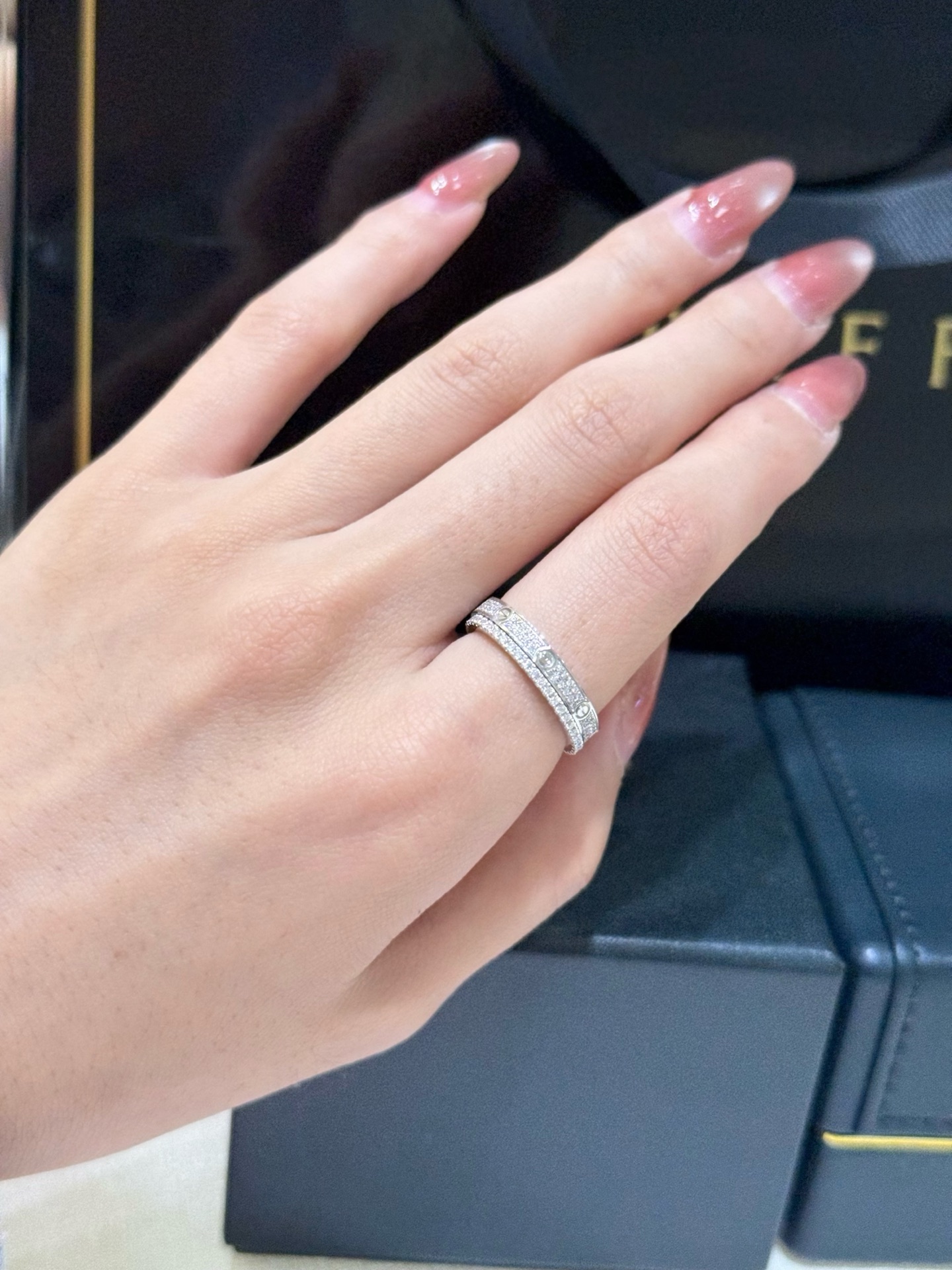 GRAFF Кольцо из белого золота с бриллиантами GRAFF Кольцо из белого золота с бриллиантами