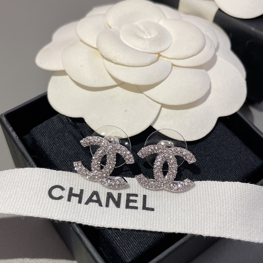 CHANEL Женские серьги мини CHANEL Женские серьги мини