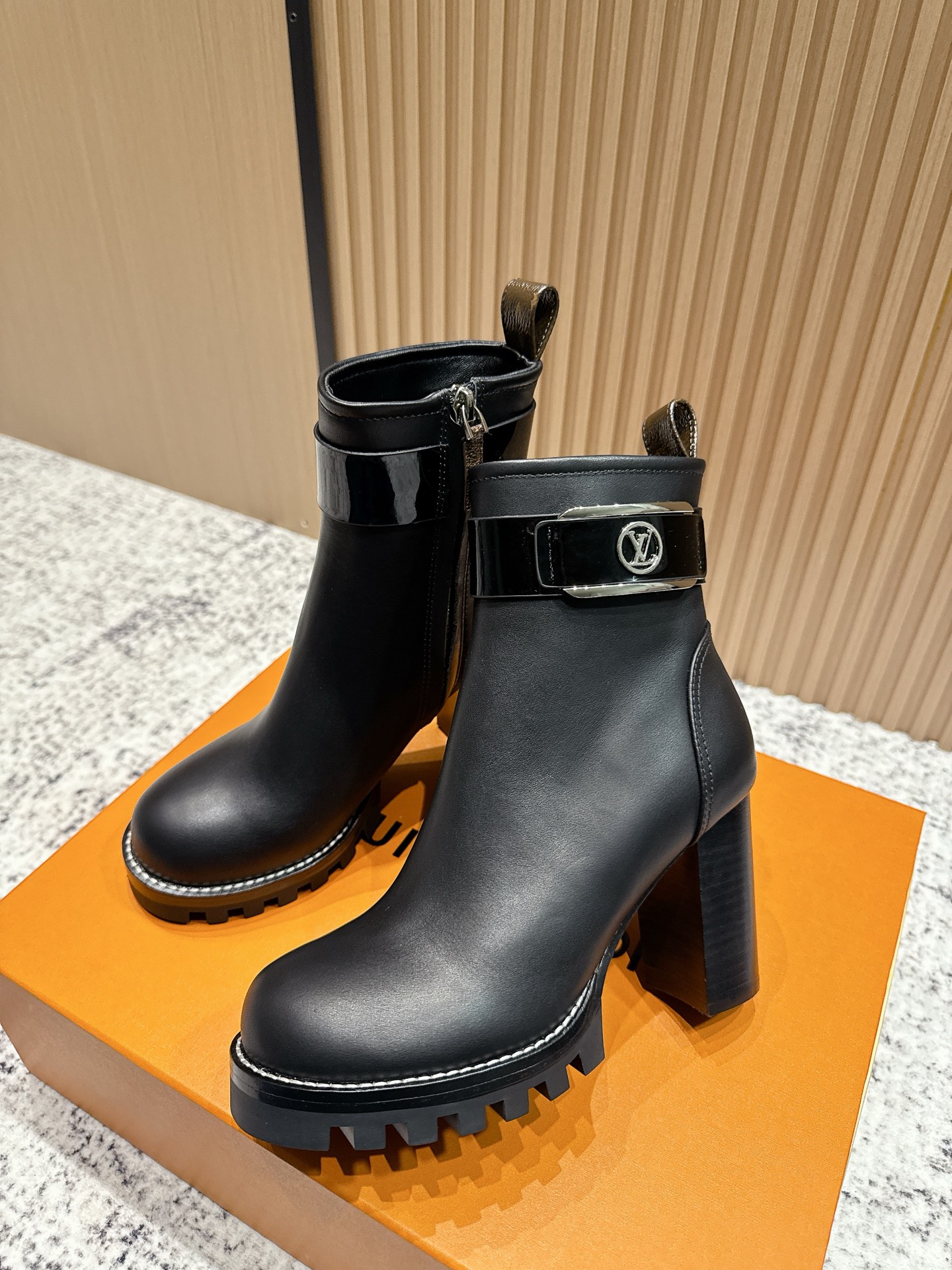 LOUIS VUITTON Женские ботильоны из гладкой кожи LOUIS VUITTON Женские ботильоны из гладкой кожи