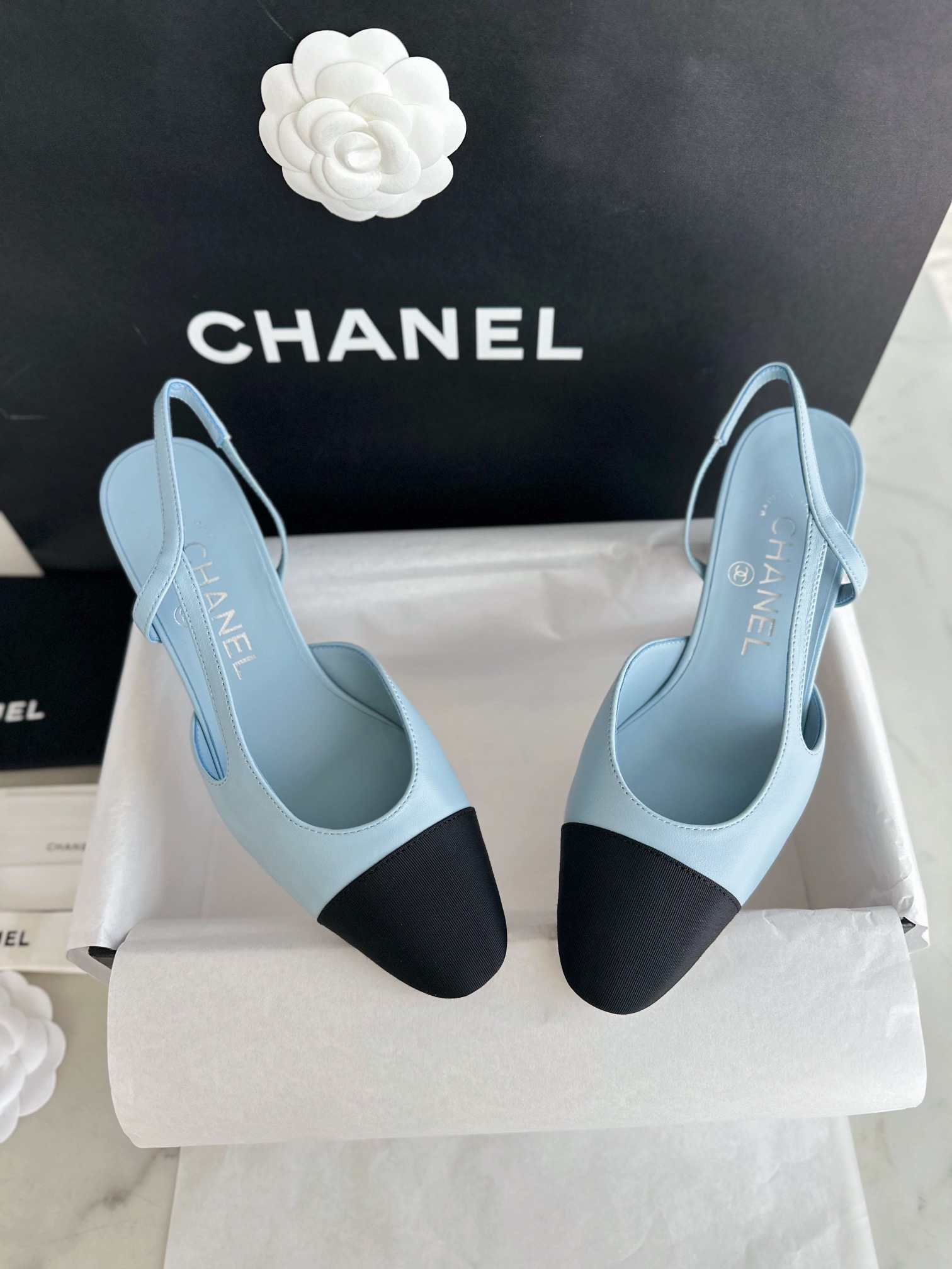 CHANEL Женские туфли слингбэки из кожи на каблуке