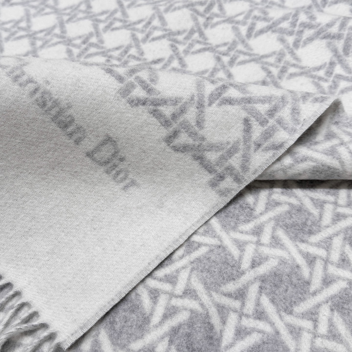 CHRISTIAN DIOR Женский шарф из шерсти CHRISTIAN DIOR Женский шарф из шерсти