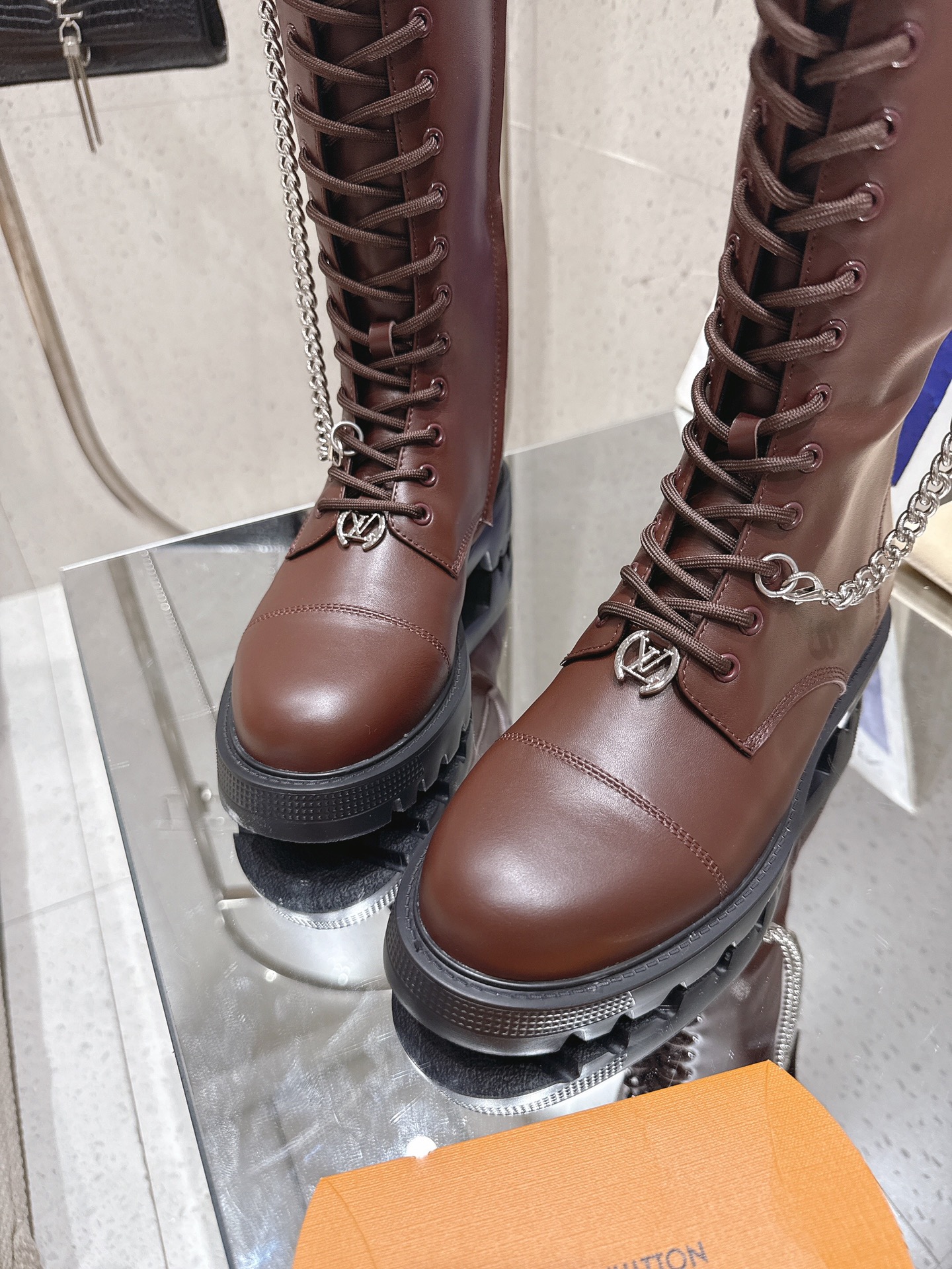 LOUIS VUITTON Женские сапоги из телячьей кожи LOUIS VUITTON Женские сапоги из телячьей кожи